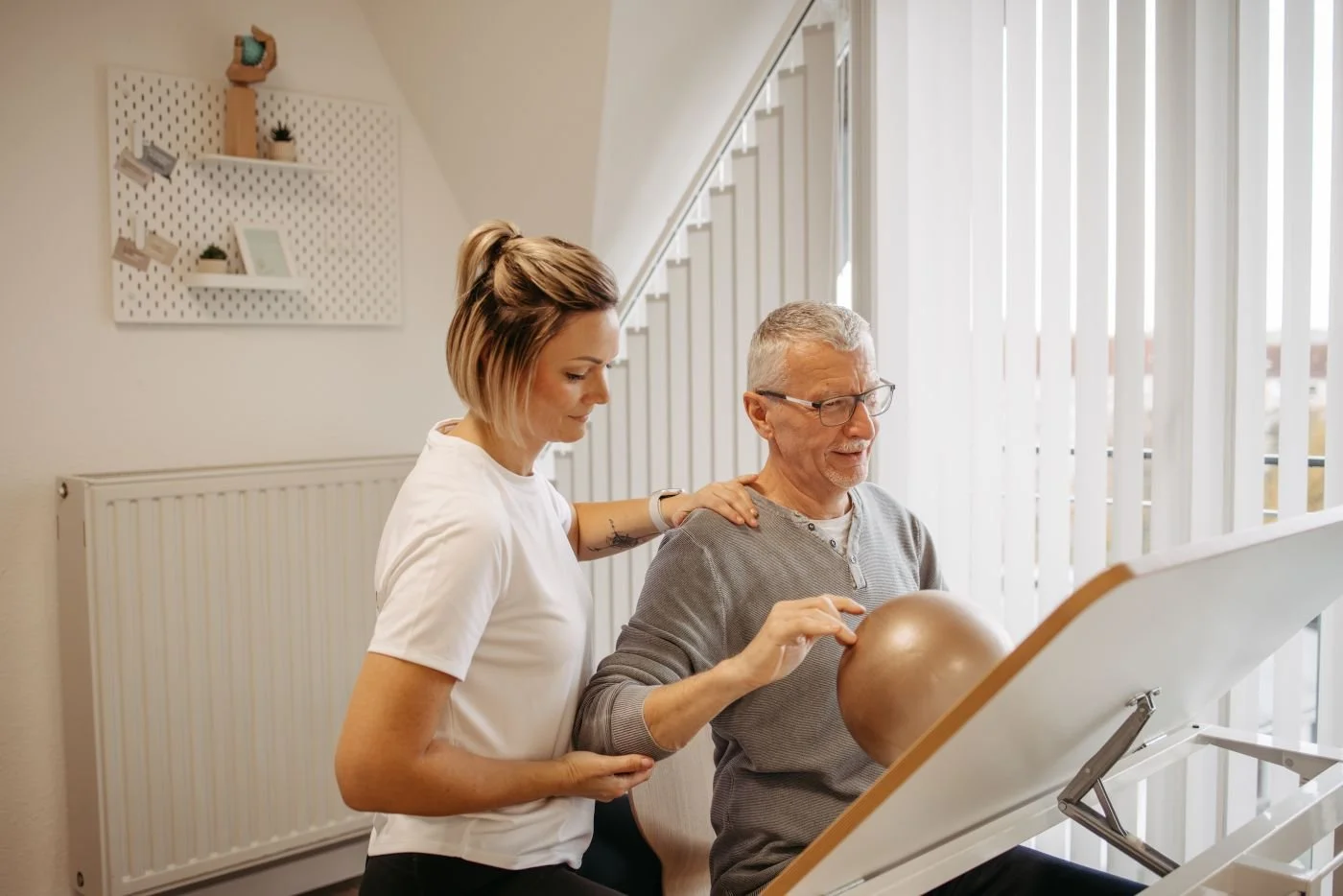Behandlung einer Schulter in der Ergotherapie Susann Thieme in Plauen.