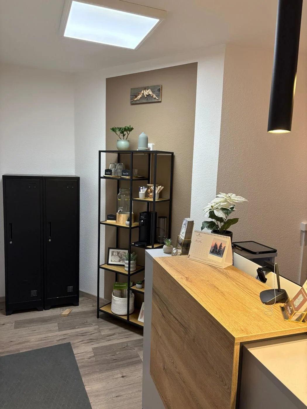 Eingangsbereich mit Wasser und Kaffee in der Praxis für Ergotherapie Susann Thieme in Plauen.