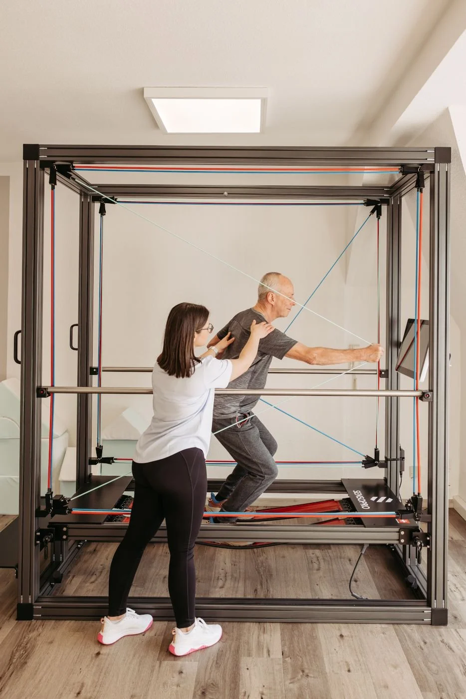 Patient trainiert mit Ergotherapeutin auf der Sensopro Luna in der Praxis für Ergotherapie Susann Thieme in Plauen.