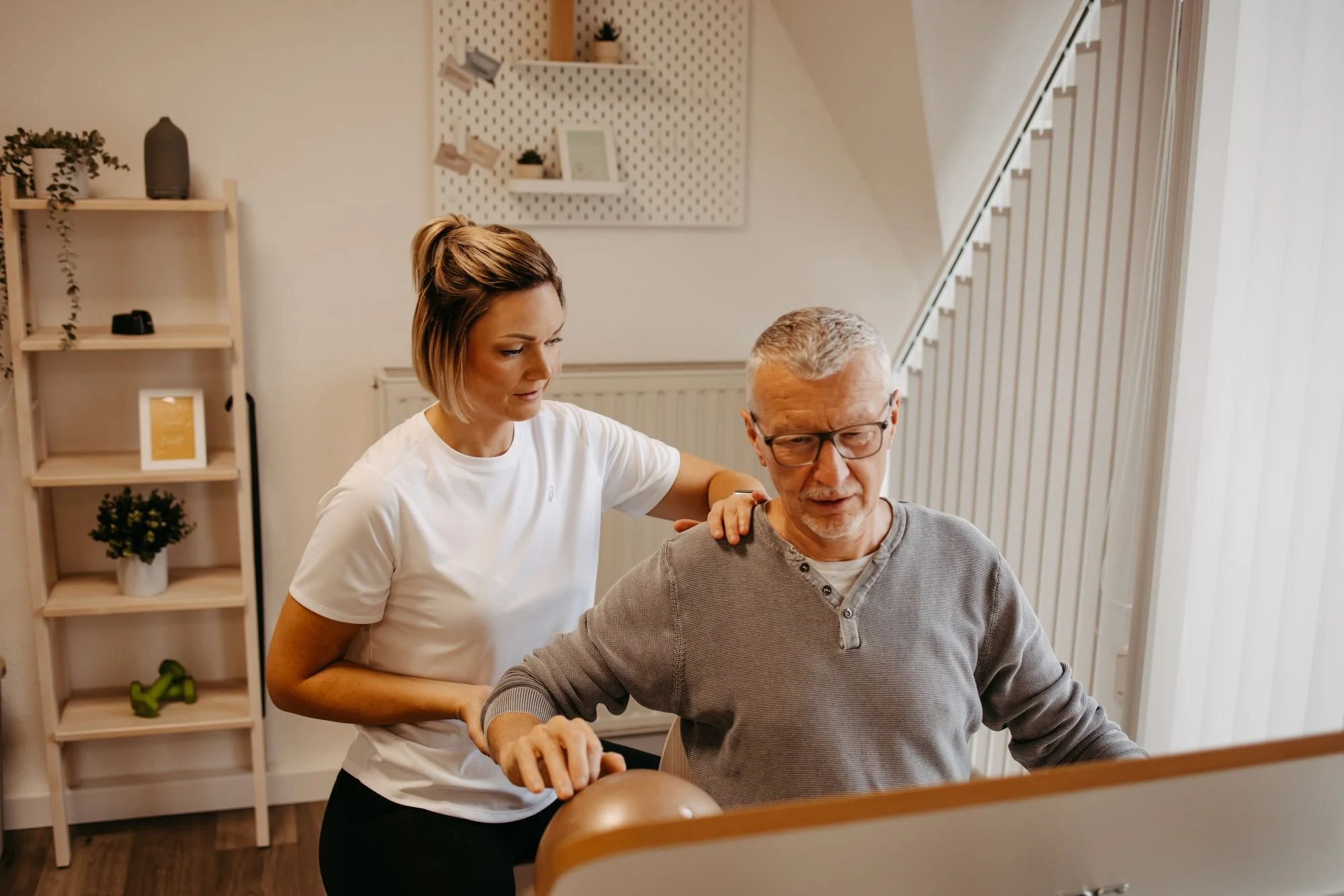 Behandlung einer Schulter in der Ergotherapie Susann Thieme in Plauen.