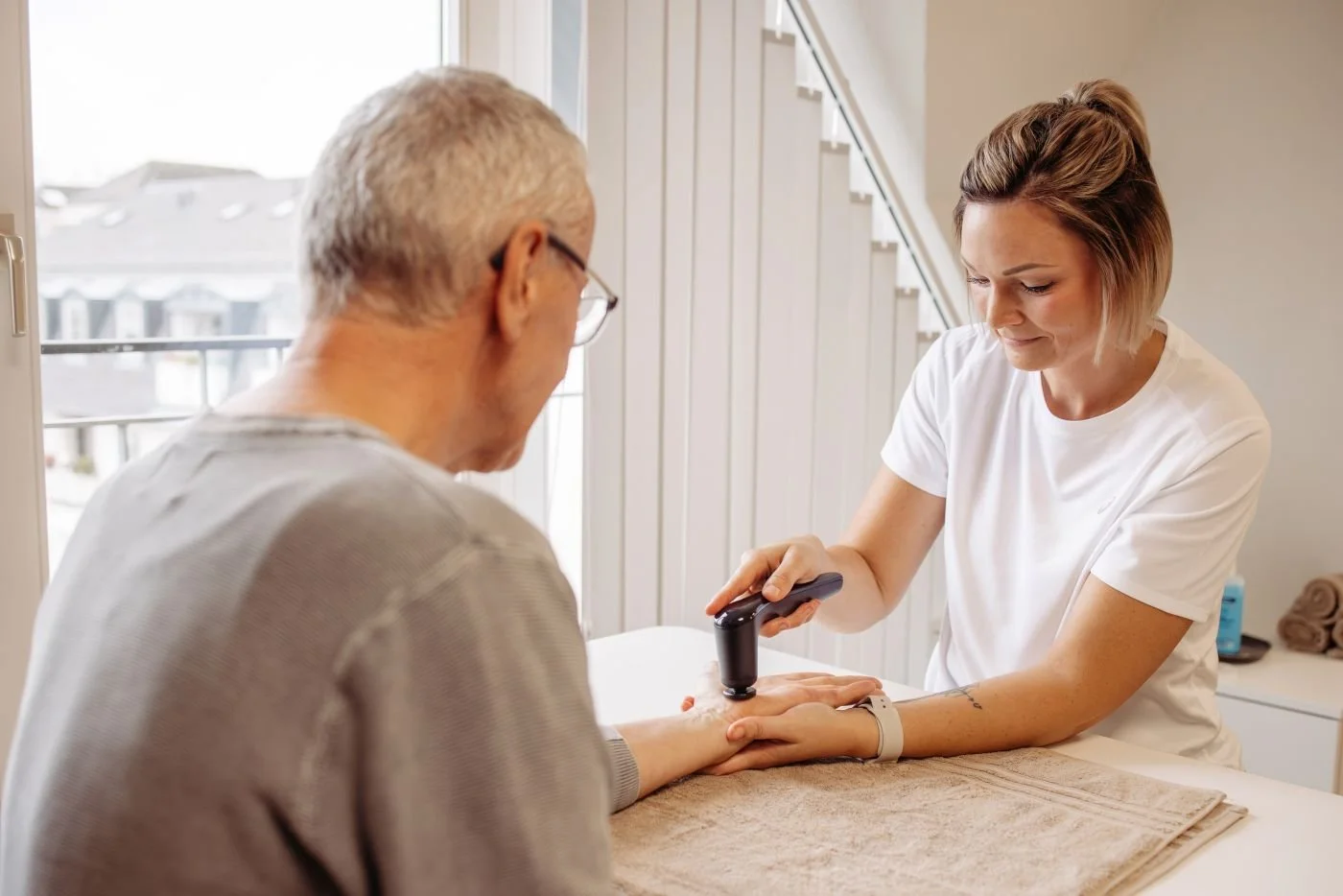 Handtherapie mit dem Novafon in der Ergotherapie Susann Thieme in Plauen.