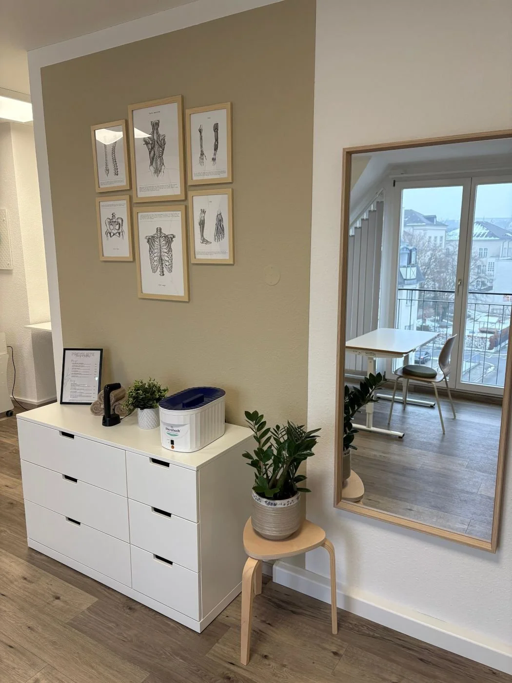 Behandlungszimmer mit Spiegel, Tisch und Novafon in der Praxis für Ergotherapie Susann Thieme in Plauen.