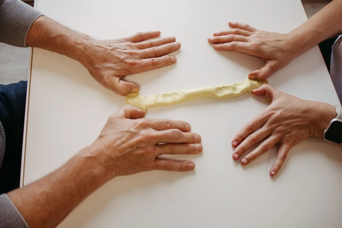 Handtherapie mit therapeutischer Knete in der Ergotherapie Susann Thieme in Plauen.