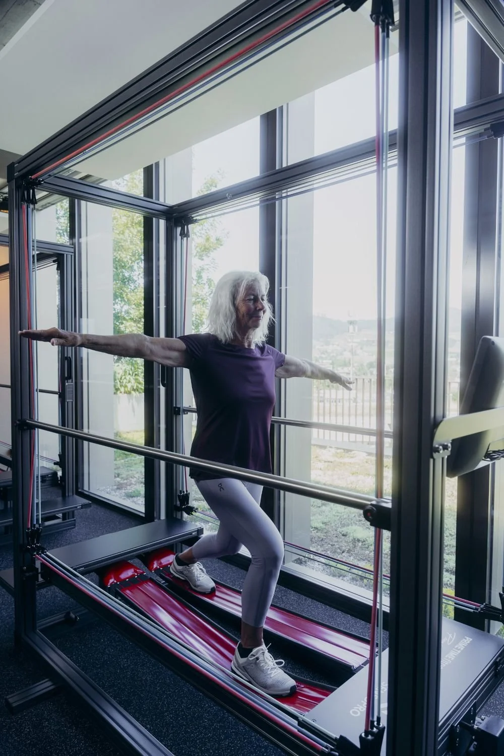 Frau trainiert auf der Sensopro Luna.