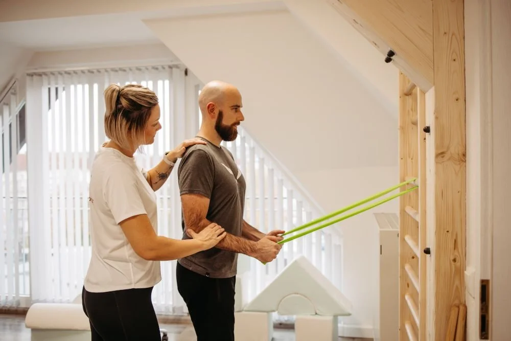 Personal Training mit einem jungen Mann in der Praxis für Ergotherapie Susann Thieme in Plauen.