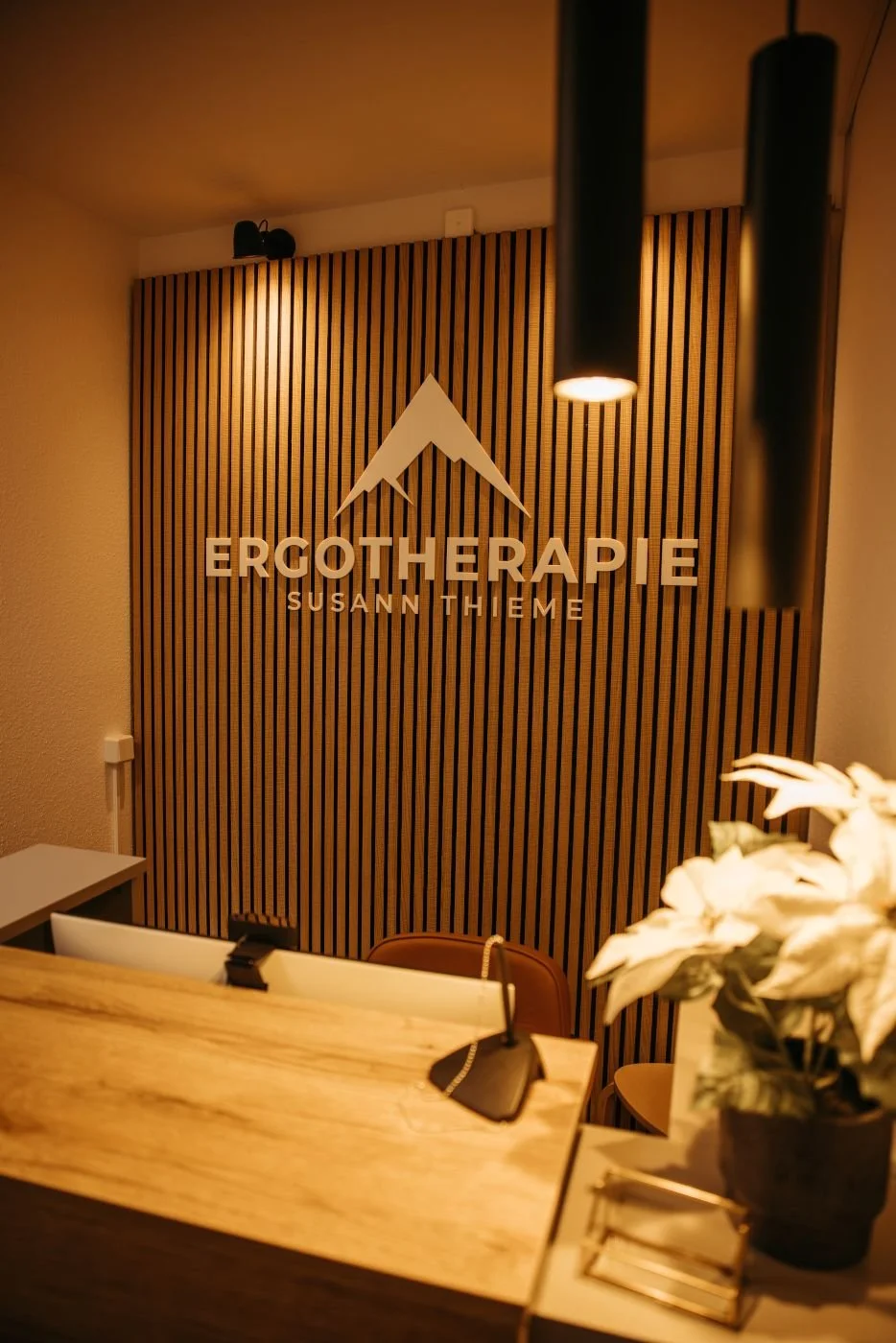 Empfangsbereich mit Logo der Praxis für Ergotherapie Susann Thieme in Plauen.