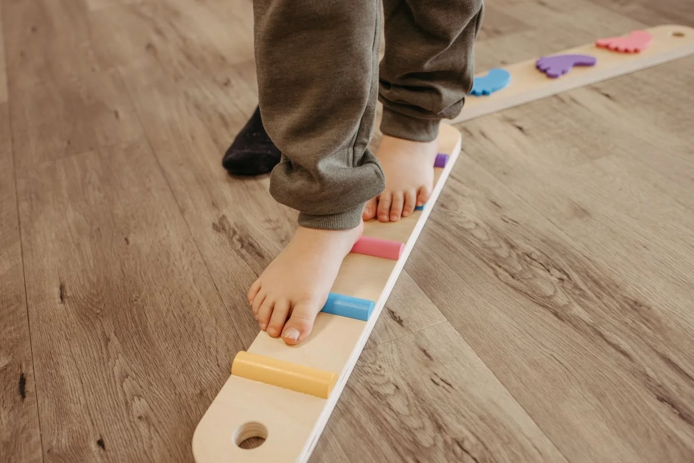 Ein Kind läuft einen Motorikparcour in der Ergotherapie Susann Thieme in Plauen.