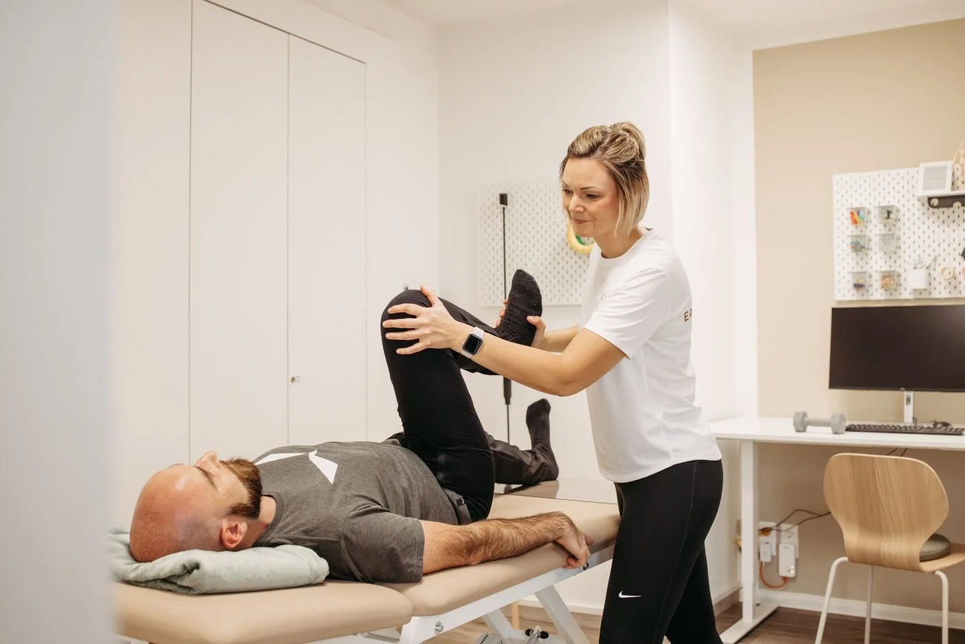 Behandlung einer Hüfte in der Ergotherapie Susann Thieme in Plauen.