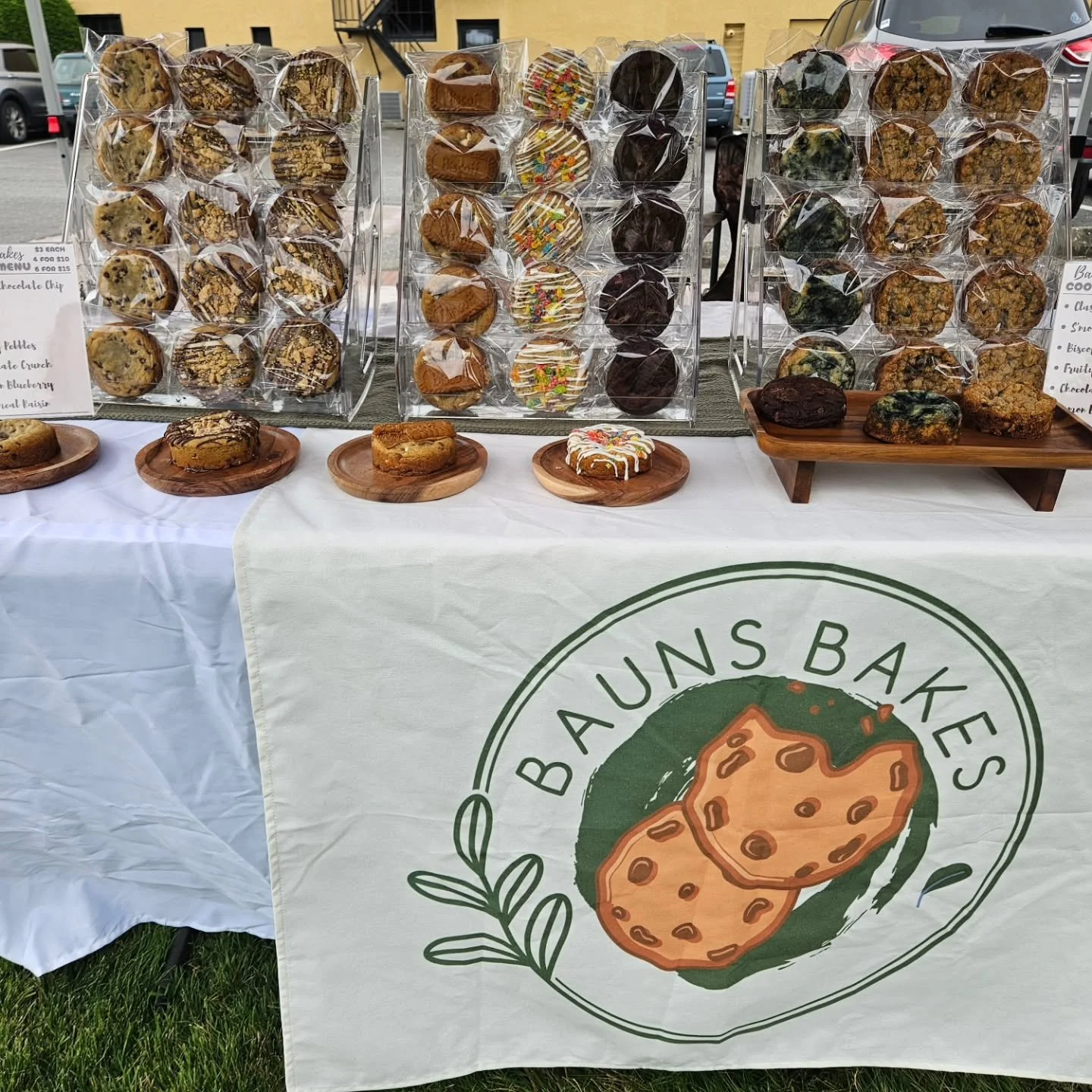 🍪 WE&rsquo;RE AT THE MARKET TODAY WITH NEW FLAVORS 🍪

Come stop by Bauns Bakes and grab yourself some freshly baked cookies! We&rsquo;ve got plenty of delicious flavors to choose from, so come treat yourself (or someone else 😉)!

📍 520 E Fairhave