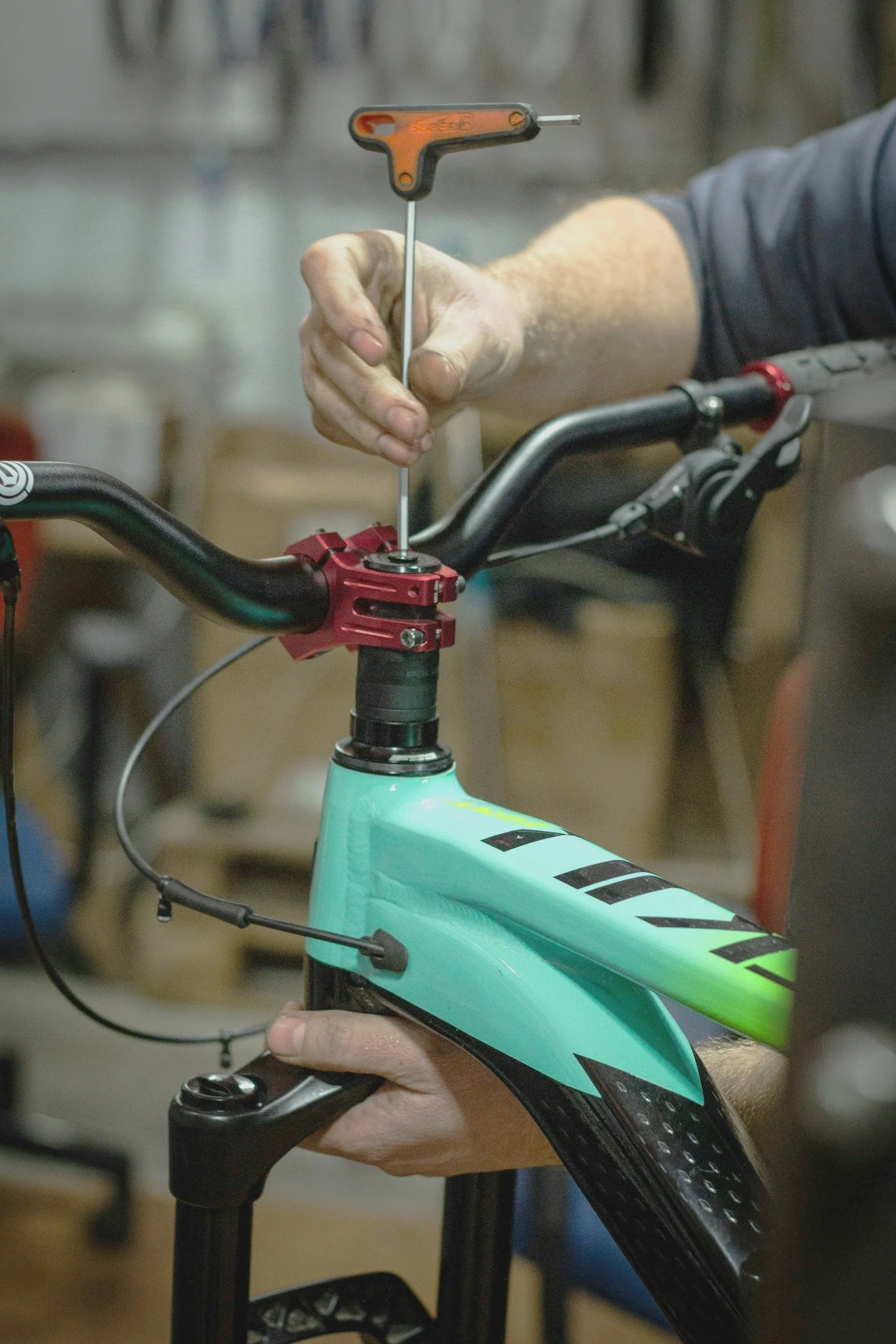 Persona personalizando una bicicleta eléctrica en el taller Monbike, realizando montajes a medida y reacondicionamiento según las necesidades del cliente.