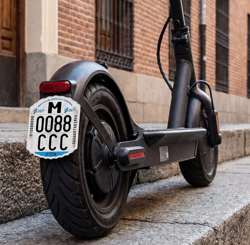 Matrícula-DGT-para-patinete-eléctrico-homologada-Placa-identificativa-VMP.jpg (Copy)