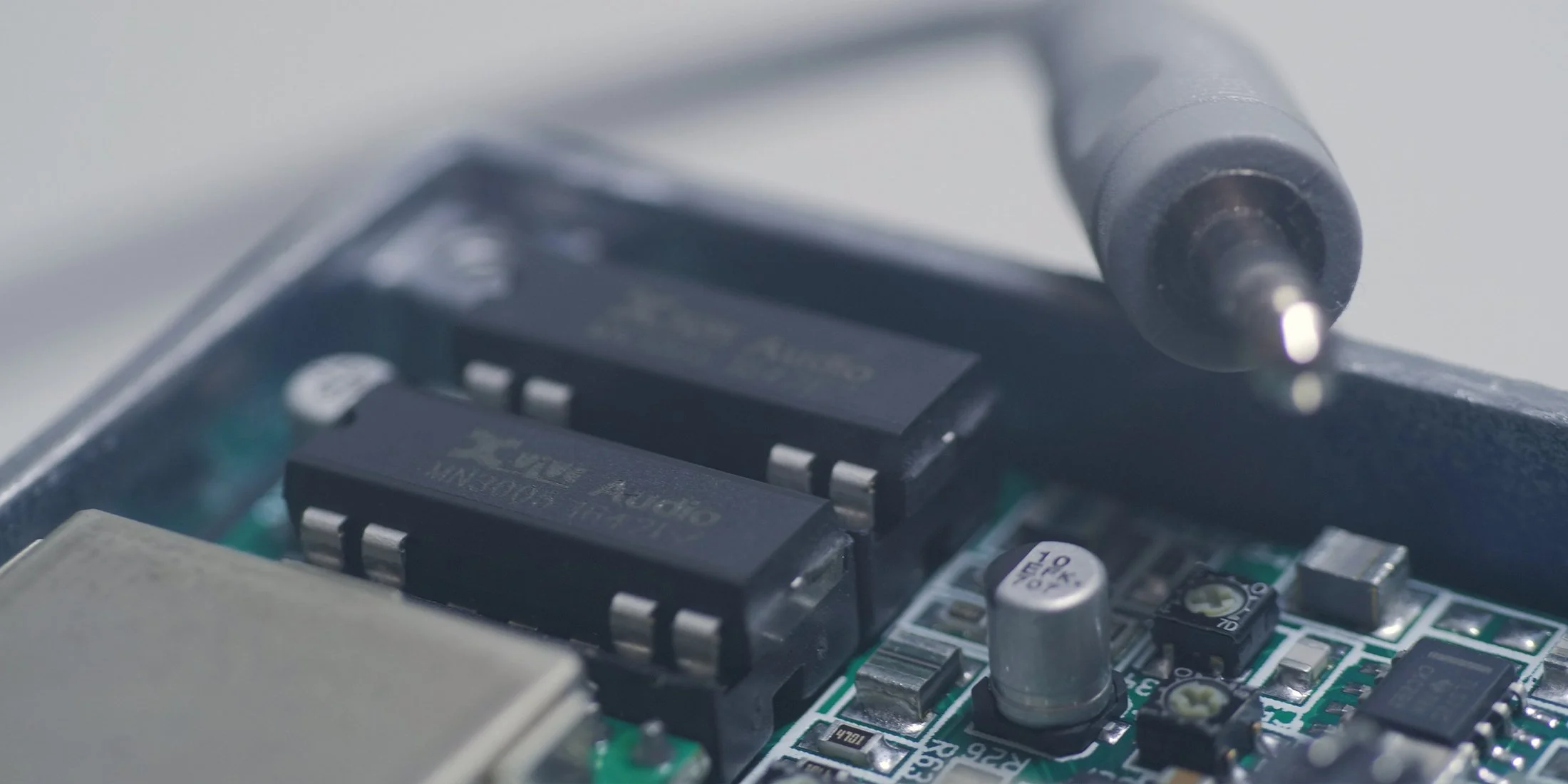Closeup of bucket-brigade chips in the Thermae.