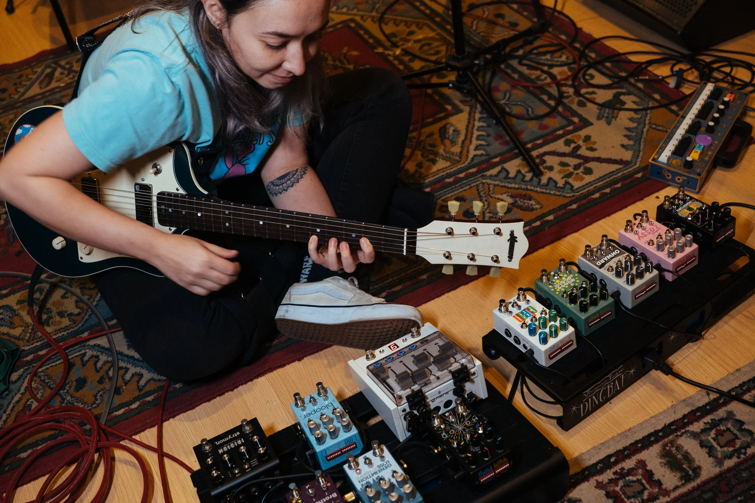 AJ playing guitar with Chase Bliss pedals and CHOMPI. AJ tocando guitarra com pedais Chase Bliss e CHOMPI.