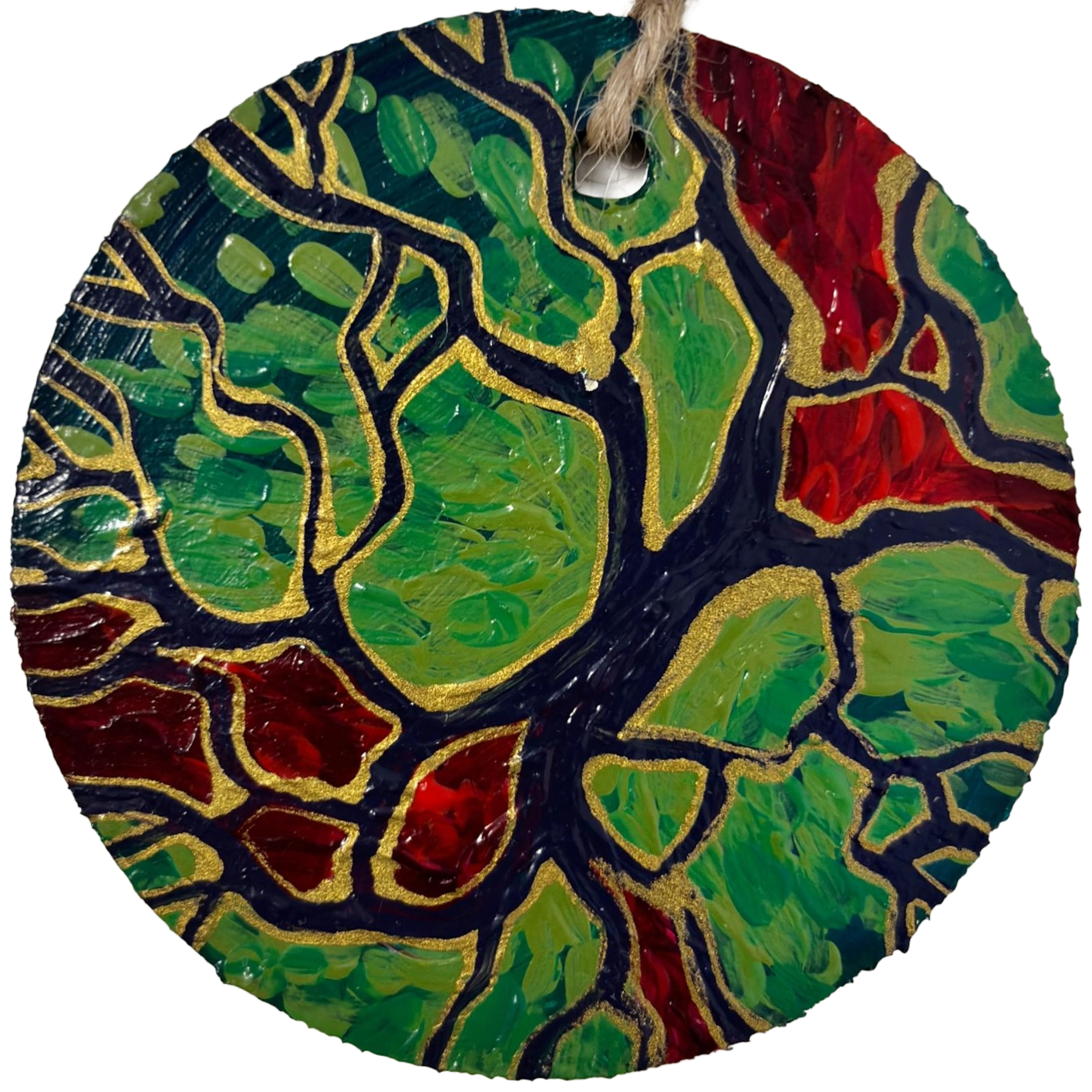 O pictură abstractă circulară, pe un suport de lemn, cu model arborescent în nuanțe de verde, roșu și negru, evidențiat cu linii aurii în stil Kintsugi.