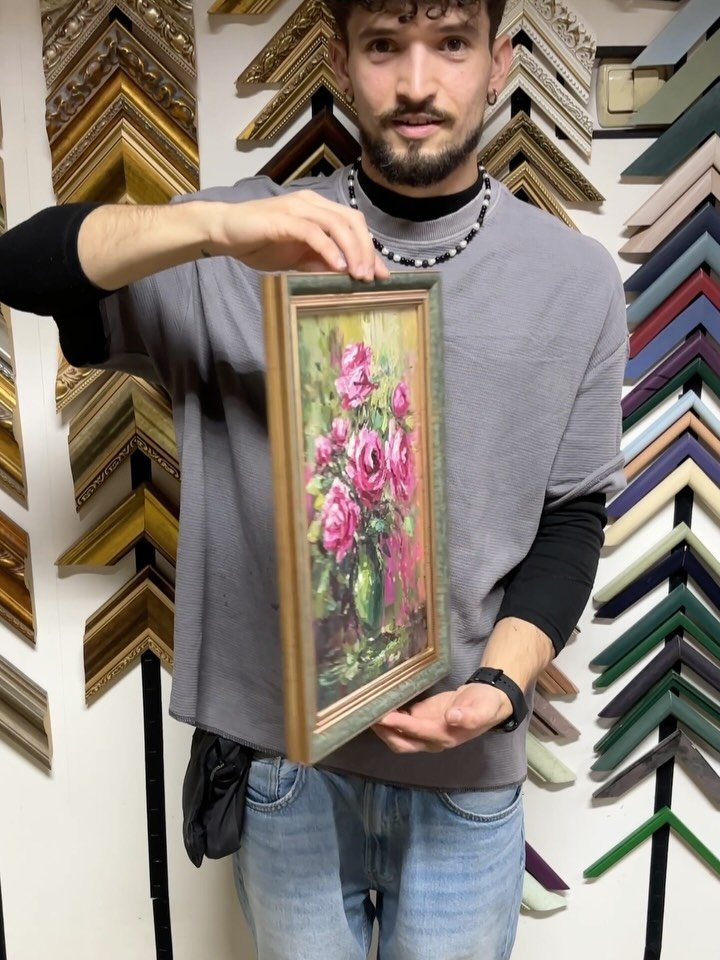 Povestea acestei lucrări s-a &icirc;ncheiat.

A &icirc;nceput cu o provocare &ndash; o comandă urgentă &ndash; și a continuat cu bucuria de a construi strat peste strat cu cuțitul de paletă, aduc&acirc;nd la viață niște flori de pe străzile din Dej.
