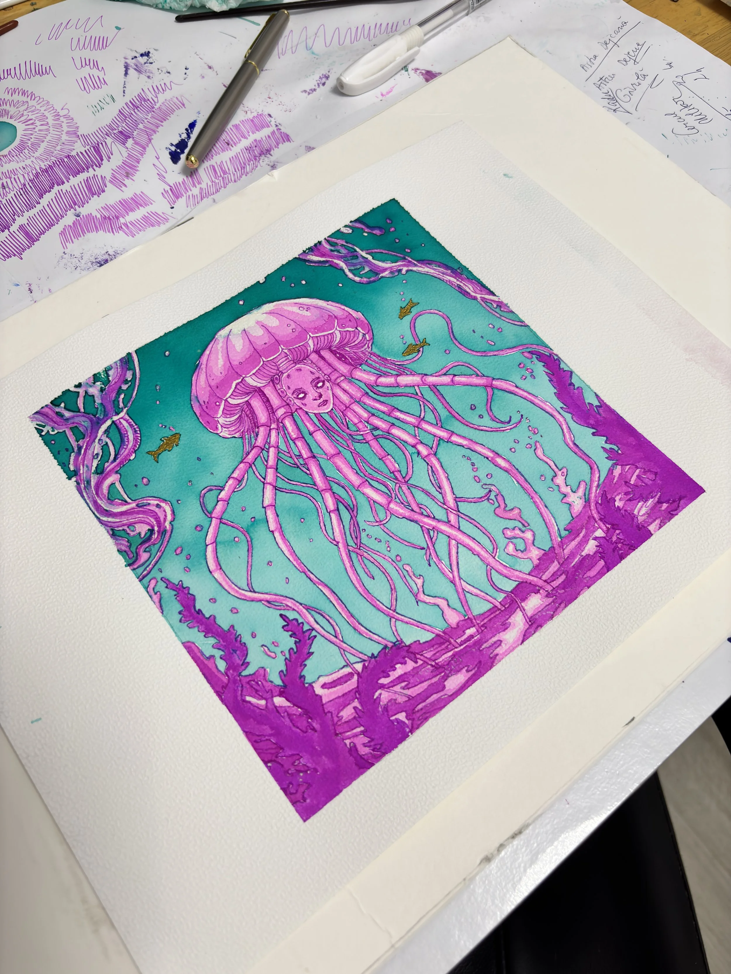 O pictură în acuarelă colorată reprezentând o meduză cu față umană, înotând sub apă printre alge marine și pești mici.