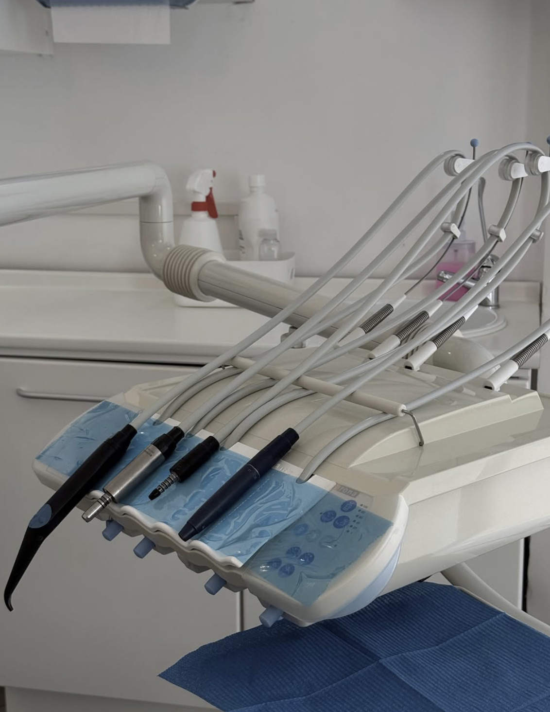 Stanza odontoiatrica con strumenti dentali e apparecchiature.