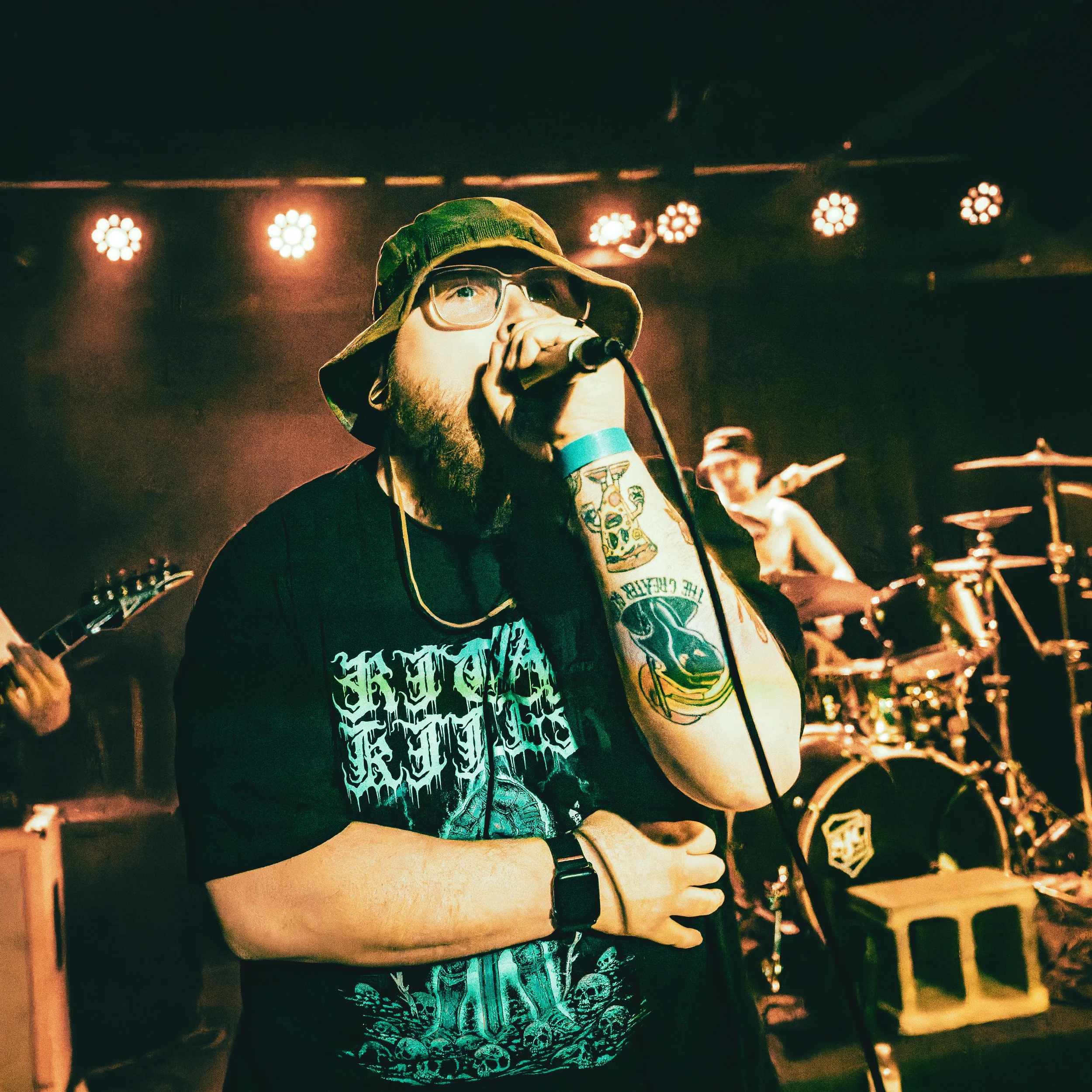 Chained-14866-266-1-132.jpg