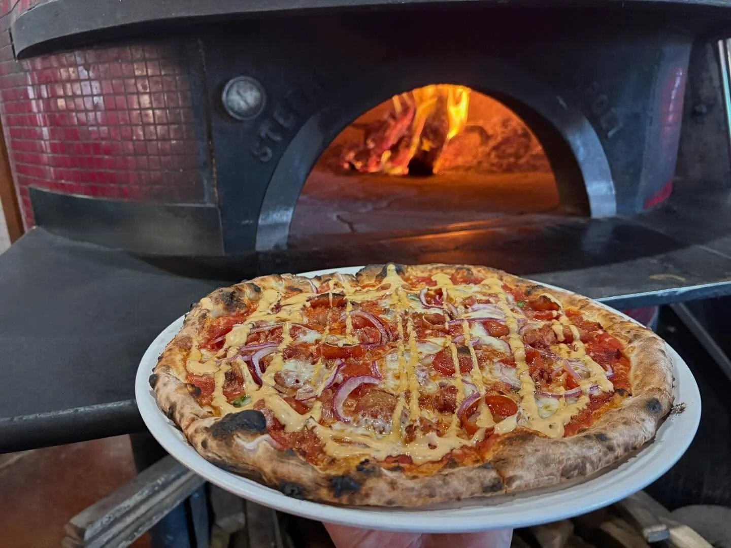 Ladies aaaaaand Gentleman&hellip;may we present&hellip;
The ToPsY Pie: Tomato sauce, Parmesan, Garlic, Bacon, Pepperoni, Basil, and Onions. Finished with Spicy Ranch Drizzle! Do you know who Topsy is&hellip;.? Come find out and try one of these babie