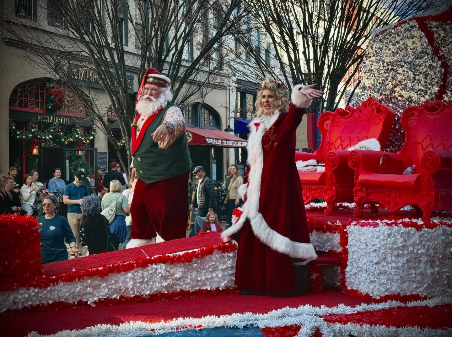 🎅 SANTA STOPPED HERE! Full Saturday Lineup! 🎶
Santa has officially passed by Shamrock Irons, meaning the parade cheer is high, and the party is rolling right into the night! We&rsquo;re keeping the energy high all day long!
TODAY&rsquo;S FOOD &amp;