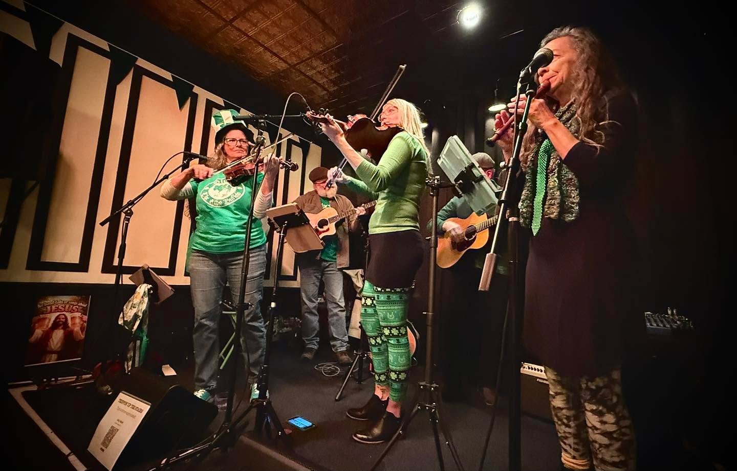 TRIPPIN&rsquo; UP THE STAIRS IS LIVE RIGHT NOW 🍀🎻

Traditional Celtic tunes filling the pub and setting the perfect St. Patrick&rsquo;s Day atmosphere.

Pints in hand, good company all around, and the music carrying through the room just right.

Co
