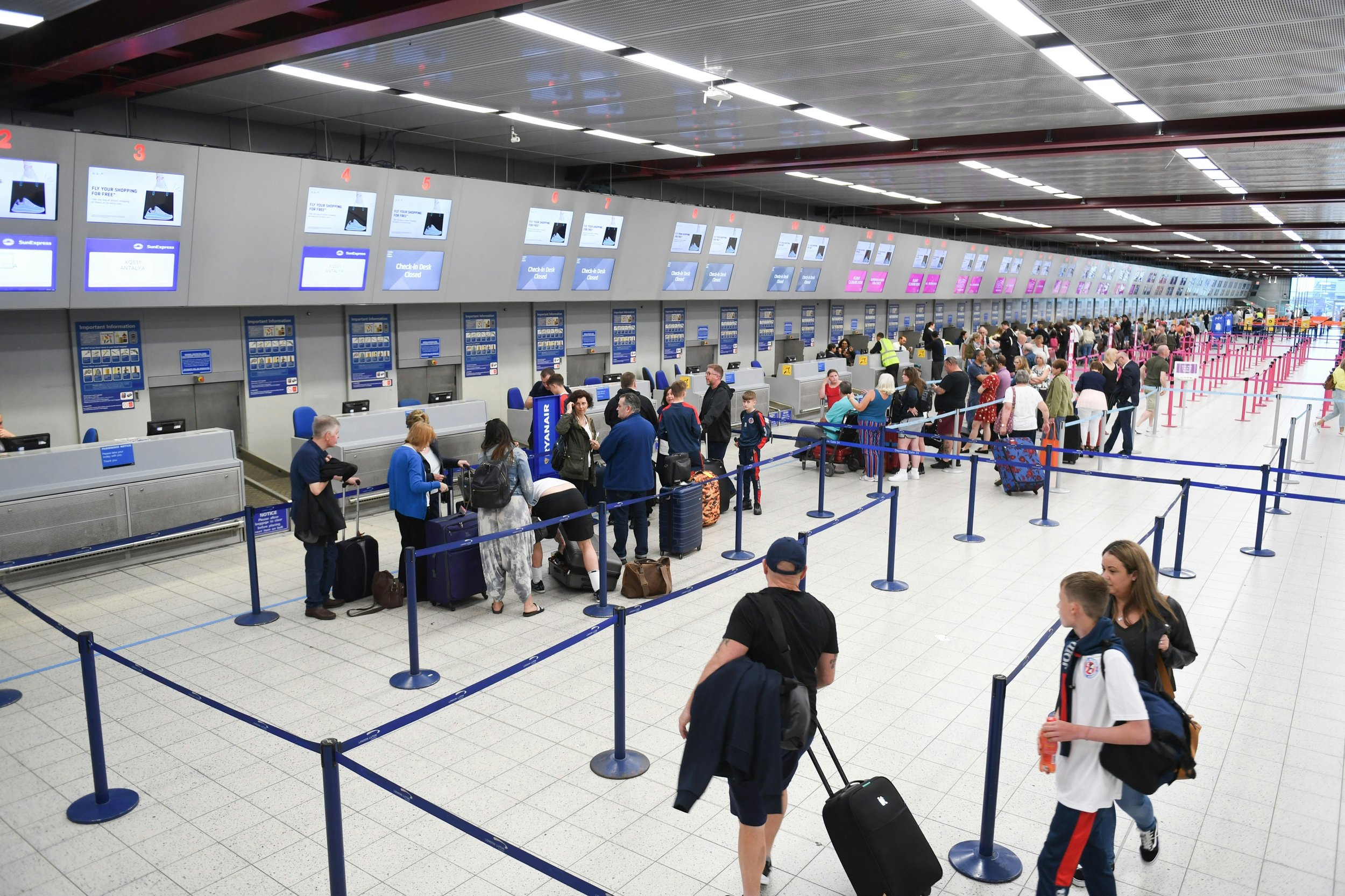 FAA to Slash Thousands of Flights as U.S. Shutdown Deepens