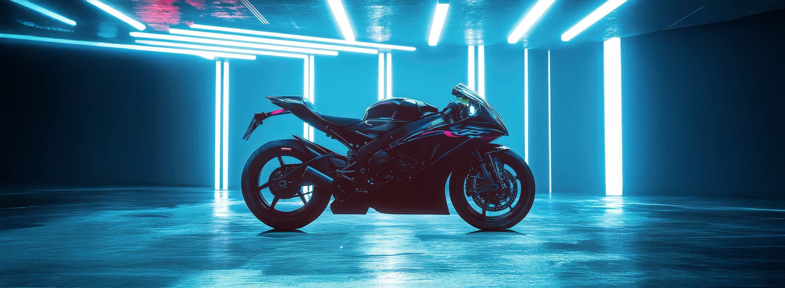 Motocicleta negra en un espacio con luces azules y blancas.