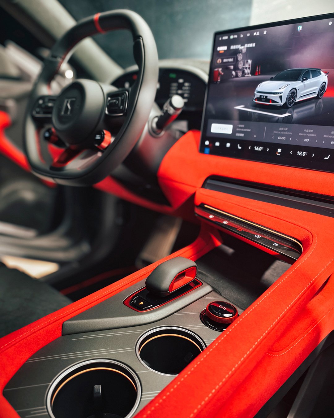 Interior de coche deportivo con volante y pantalla digital mostrando un coche blanco y configuraciones de control.