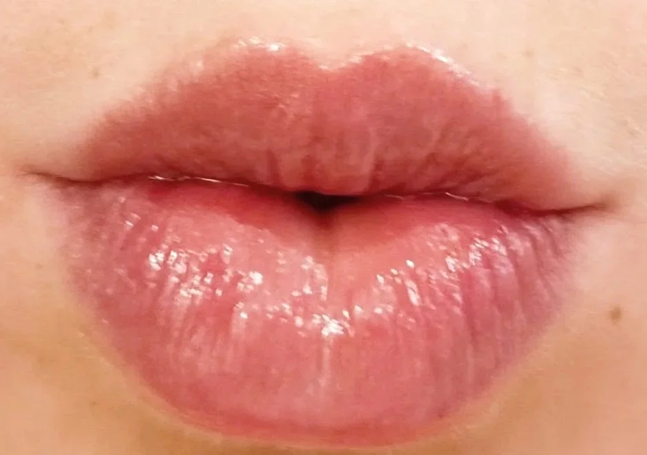 closed lips with glossy, slightly parted feature