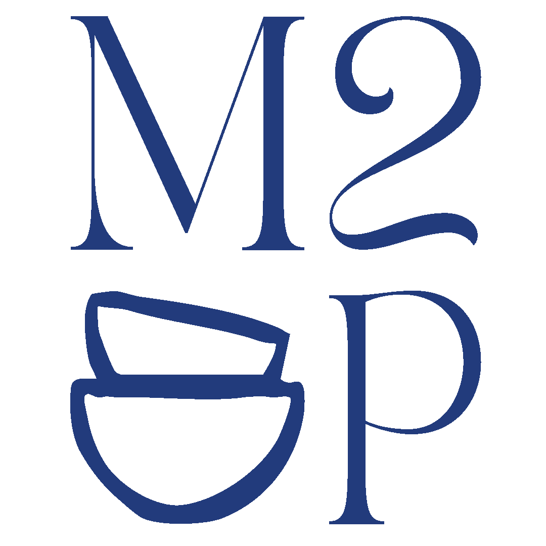Grafik mit den großen Buchstaben M, C, S, P in Blau, wobei die Buchstaben M und C oben und die Buchstaben S und P unten sind, verbunden durch Linien, mit einer stilisierten Schüssel oder einem Teller in der Mitte.