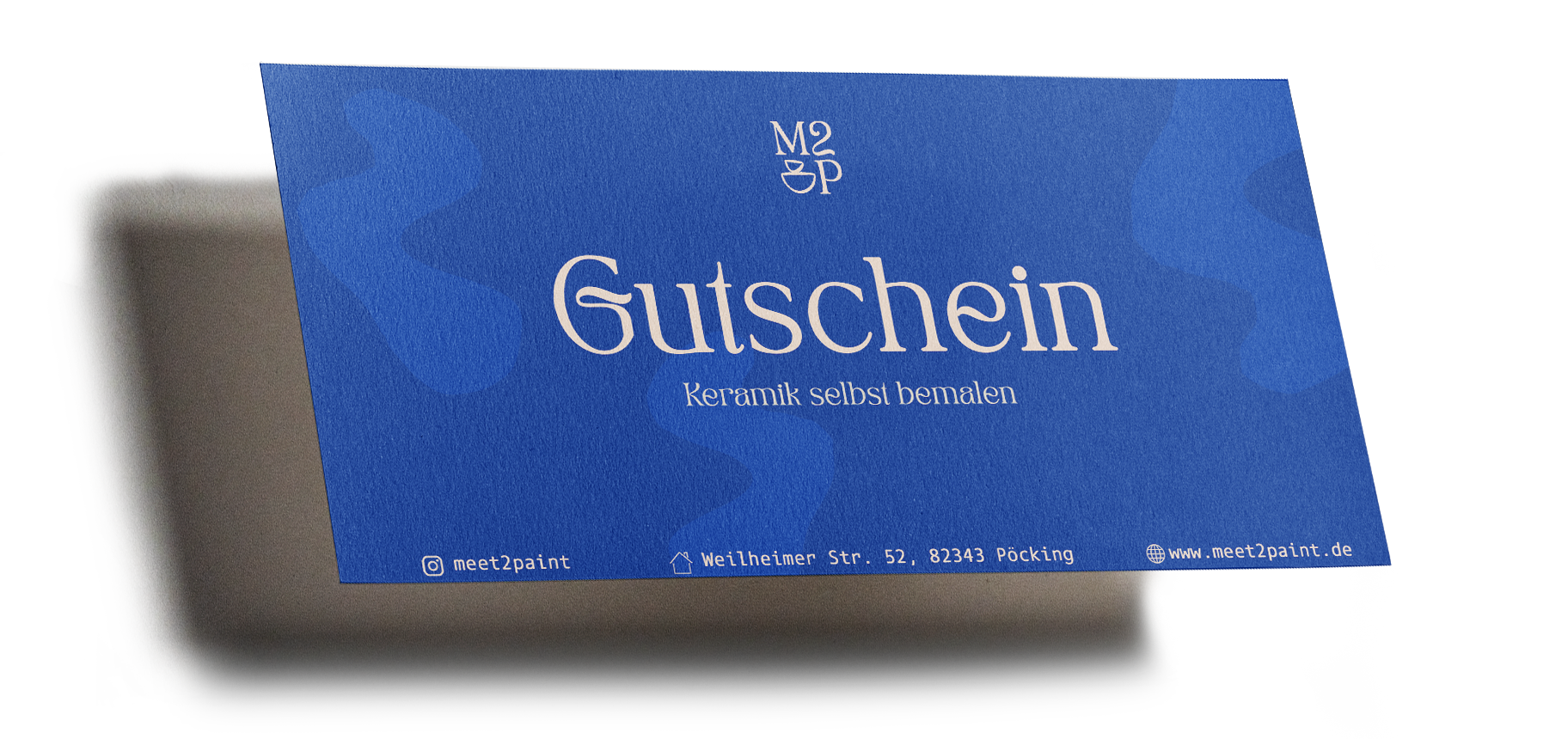 Geschenkgutschein für Keramik selbst bemalen mit blauer Karte, Kontaktinformationen und Webseite