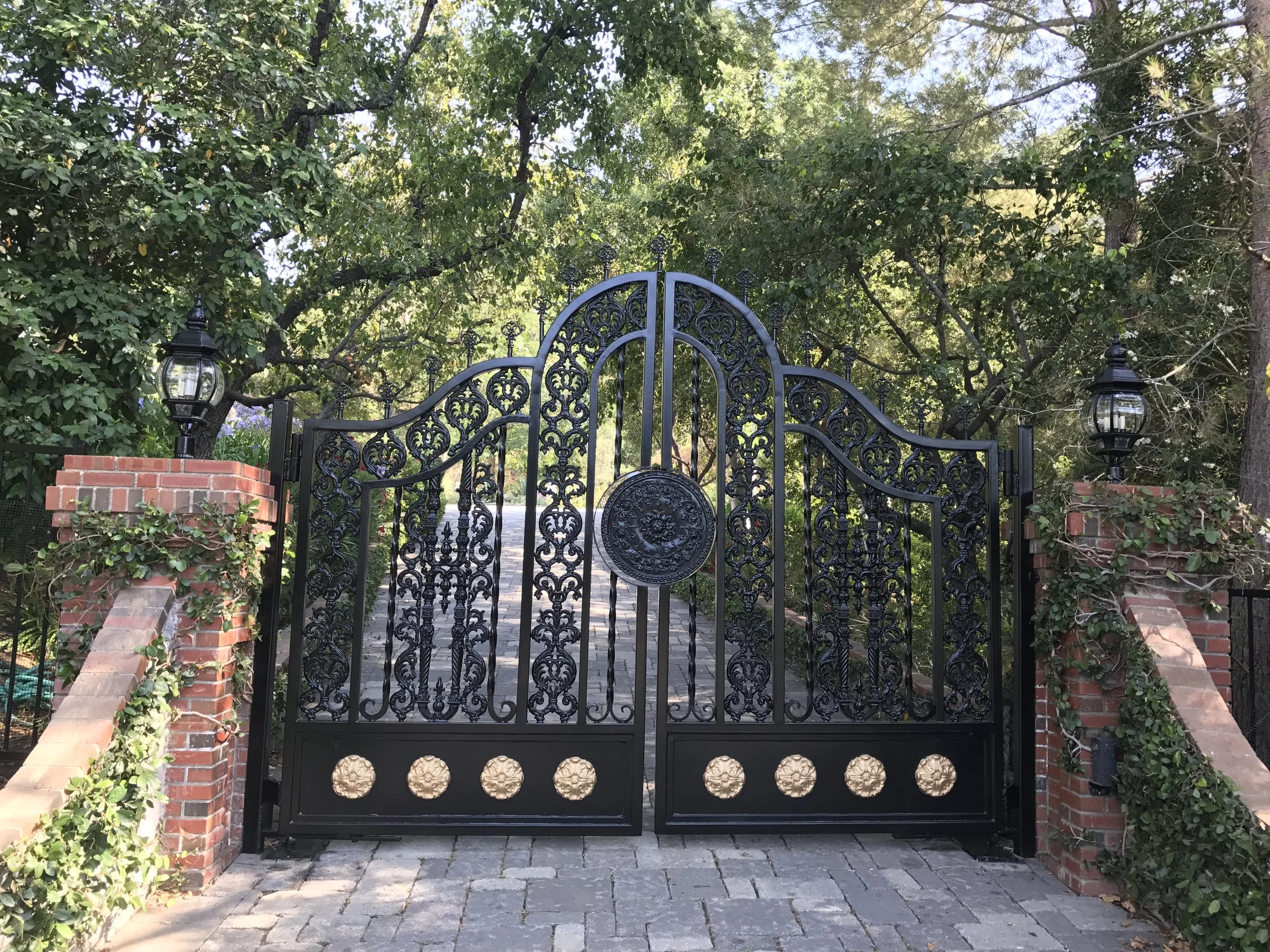Victorian Grandeur: Intricate Iron for the Modern Estate