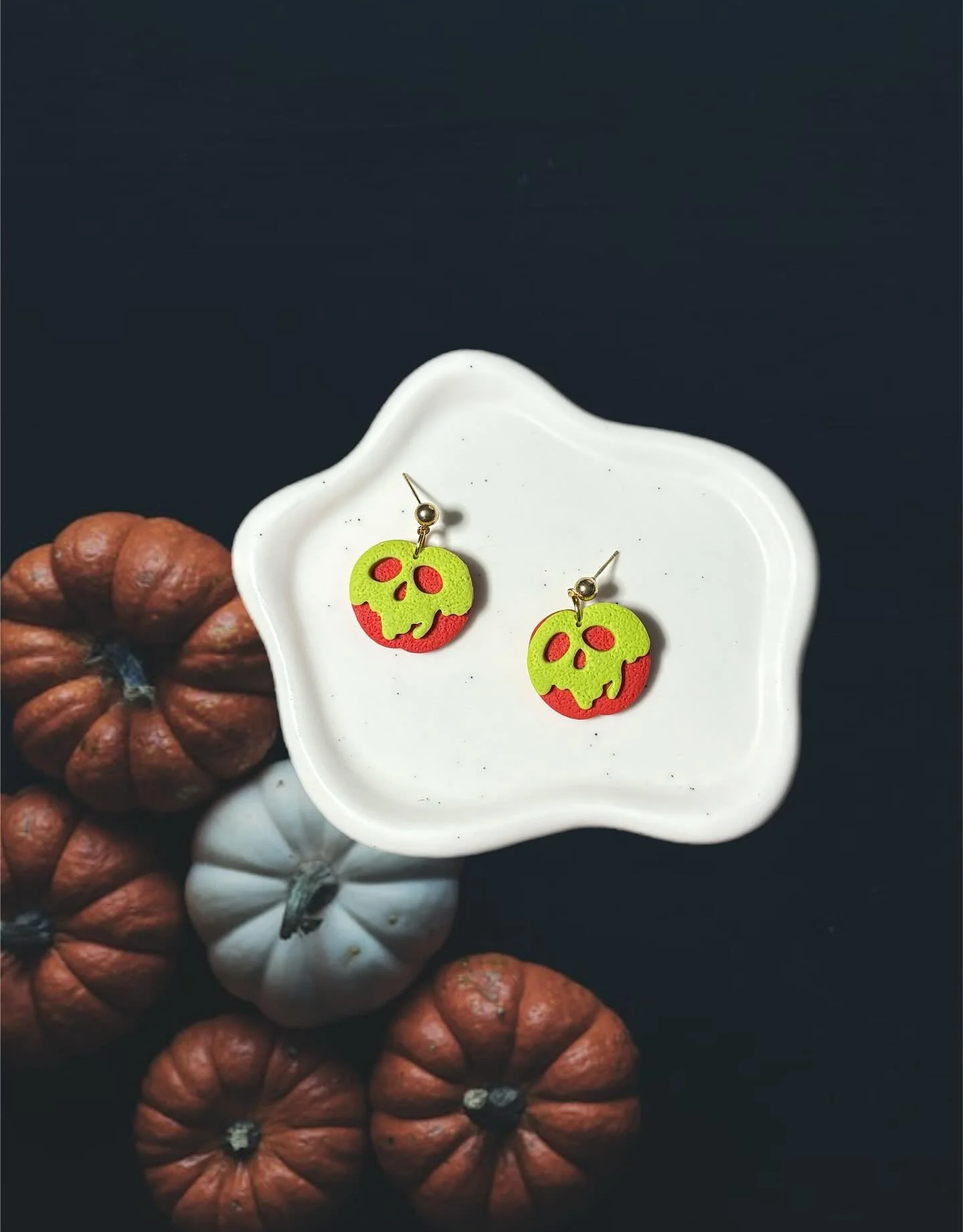 Poison Apple Earrings 

#posionapple #halloween #halloween🎃 #apple #clay #clayearrings #polymerclay #handmade #supportartists #supporthandmade #supportsmall #smallshop #smallbuisness #instagram #etsy #disney