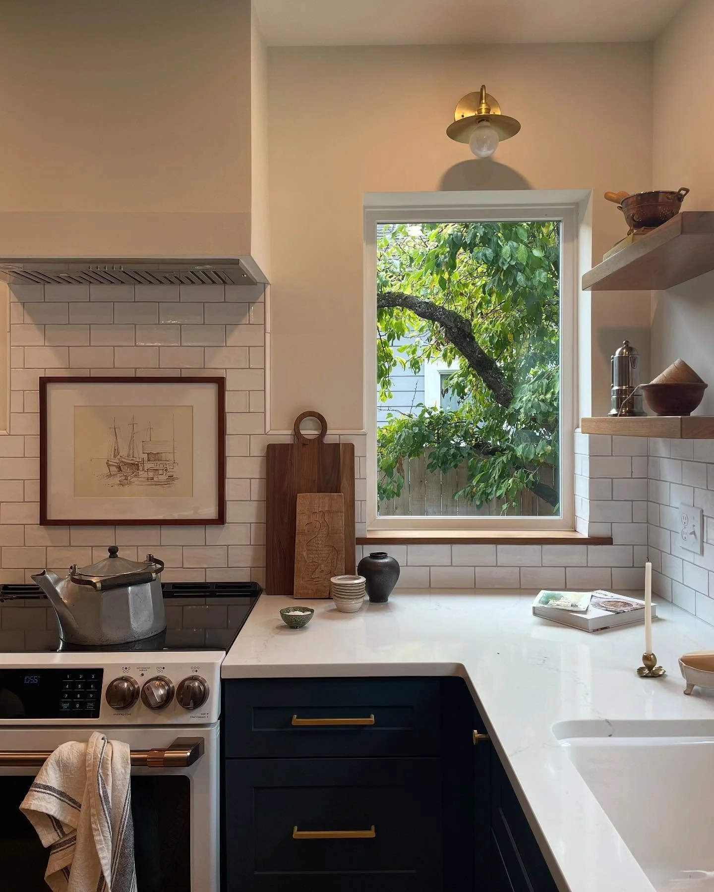 Getting ready for the shoot with @sumairaamberphoto 

#vintage #pnw #pnwdesign 
#bellinghaminteriordesign #bellinghamsmallbusiness #bellinghaminteriordesigner #interiordesign #pnwmodern #pnwmoderncraftsman #homesweethome #homedecor