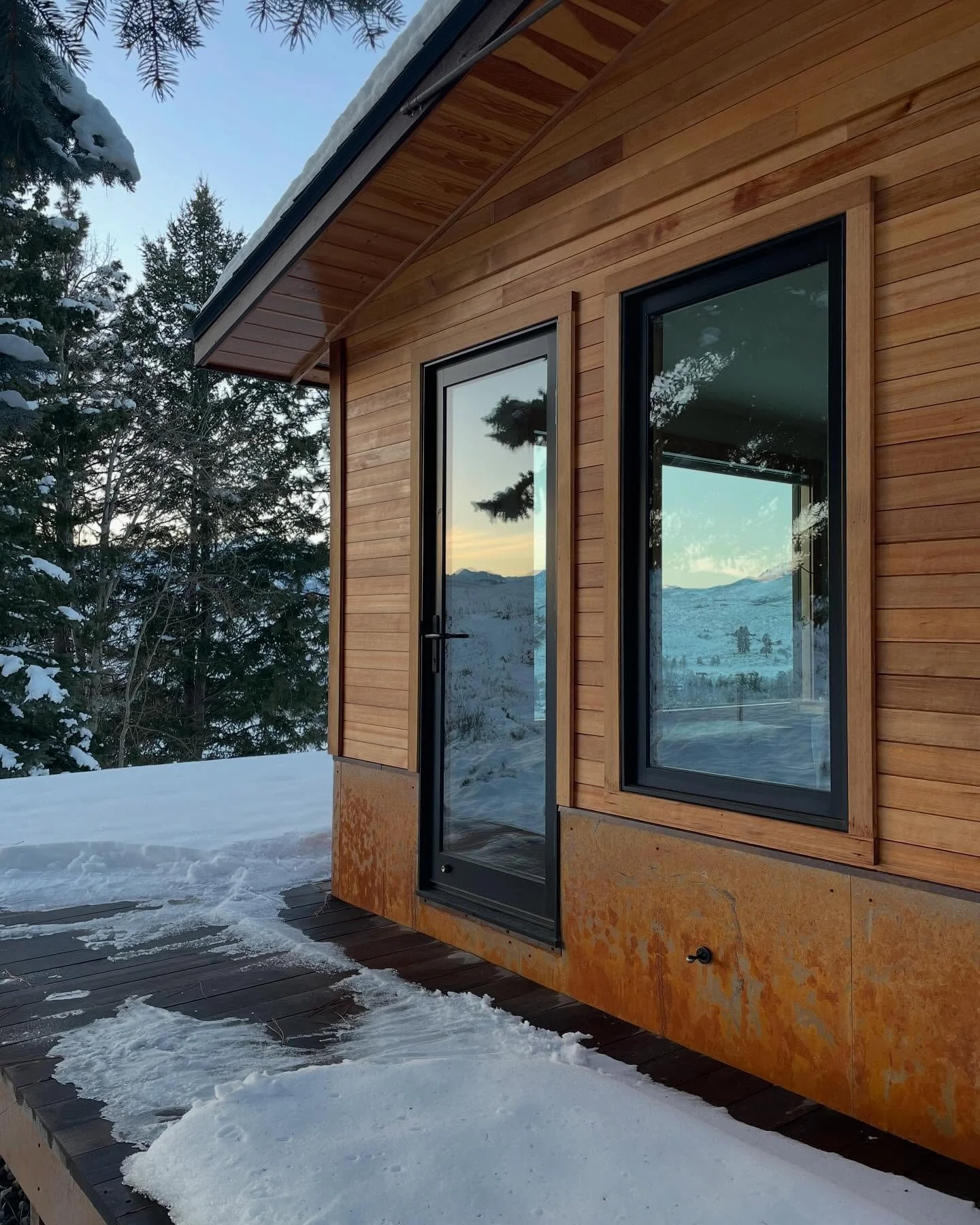 Was able to check in on this project over the holidays. Finished in 2021, the cedar and steel is aging beautifully. 👌🏼

#methowvalleyinteriordesign #methowvalleyarchitecture #winthropinteriordesign
