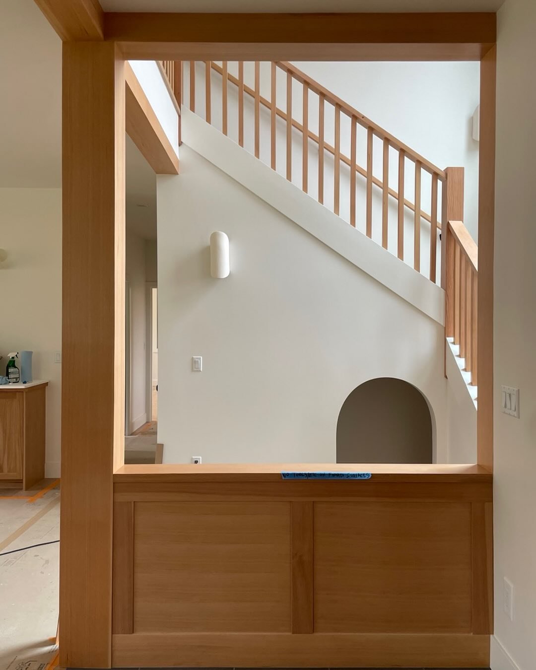 This project is wrapping up and I couldn&rsquo;t be happier with how the entry and staircase turned out. 👌🏼

#bellinghaminteriordesign #bellinghamsmallbusiness #bellinghaminteriordesigner #interiordesign #pnwmodern #pnwmoderncraftsman