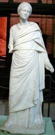 Statue of Roman woman showing Roman clothing