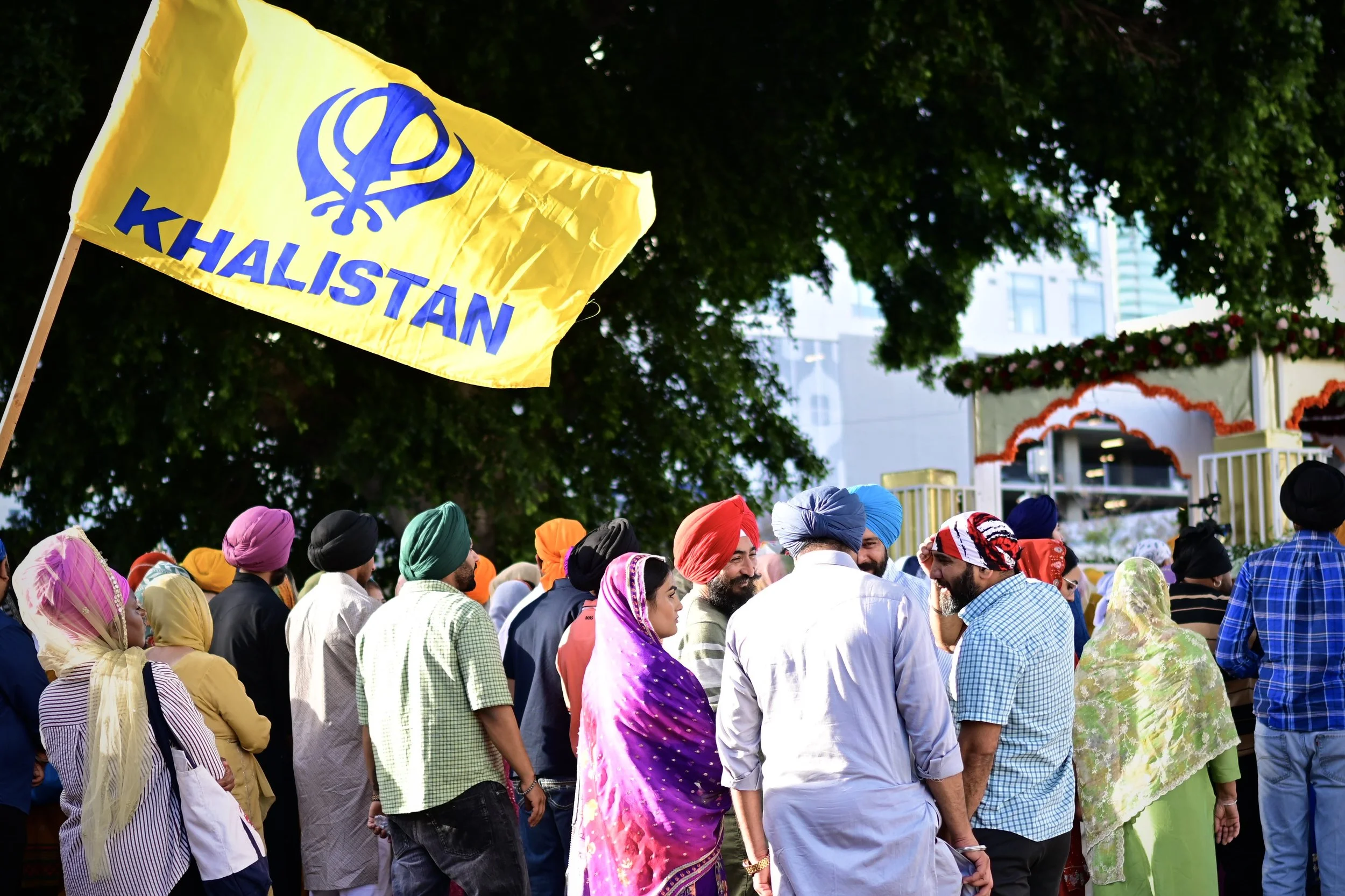 Khalistan flag and group of Sikhs. (Los Angeles, 2026)