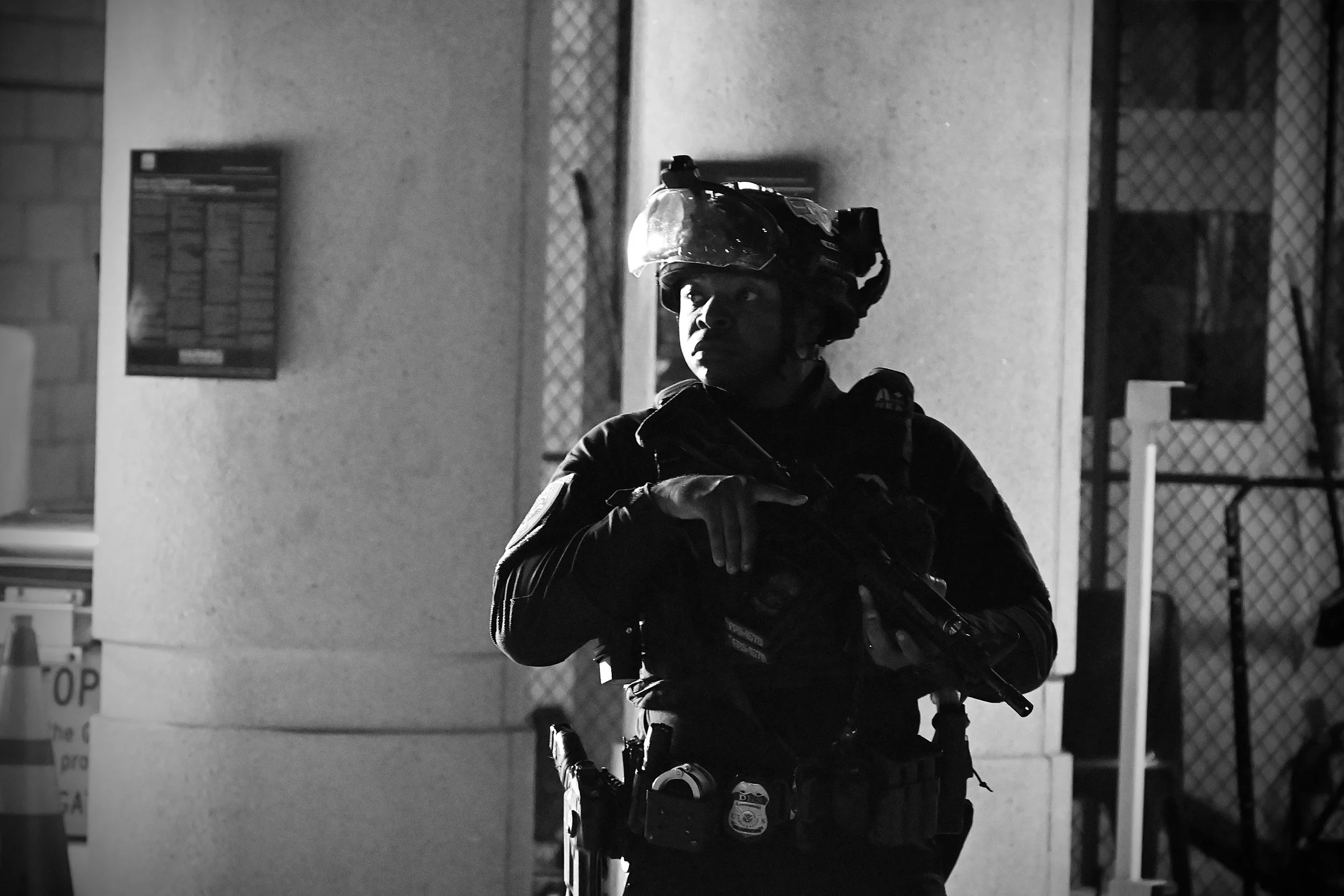 A DHS agent carries an M4 rifle as tensions escalate following a forceful arrest. (Los Angeles, 2025)