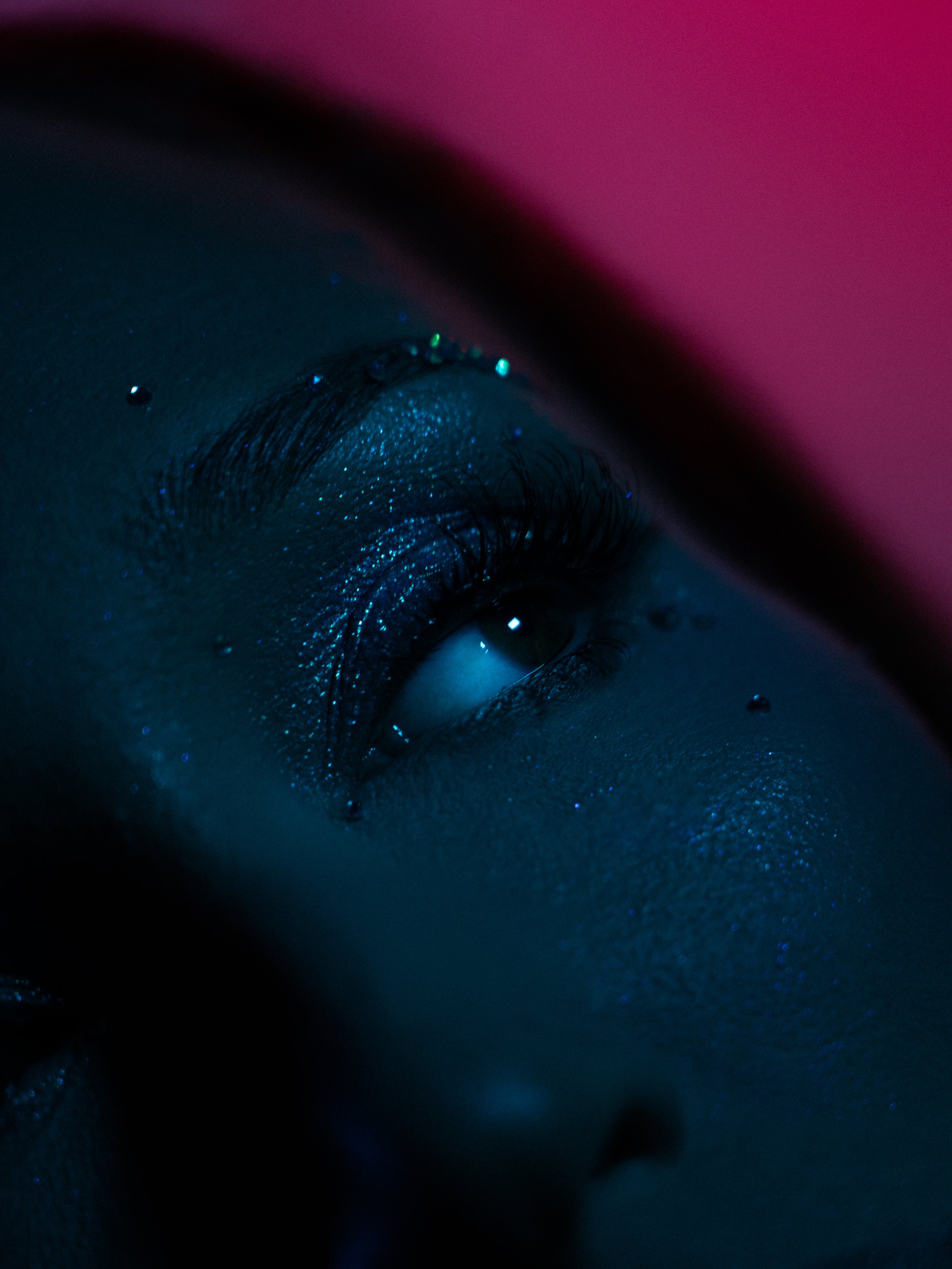 Ella Monnery, New Zealand Singer, wearing a teal Zara Larsson Midnight Sun inspired makeup look created by Kylee De Thier, photography and creative by Kylee De Thier