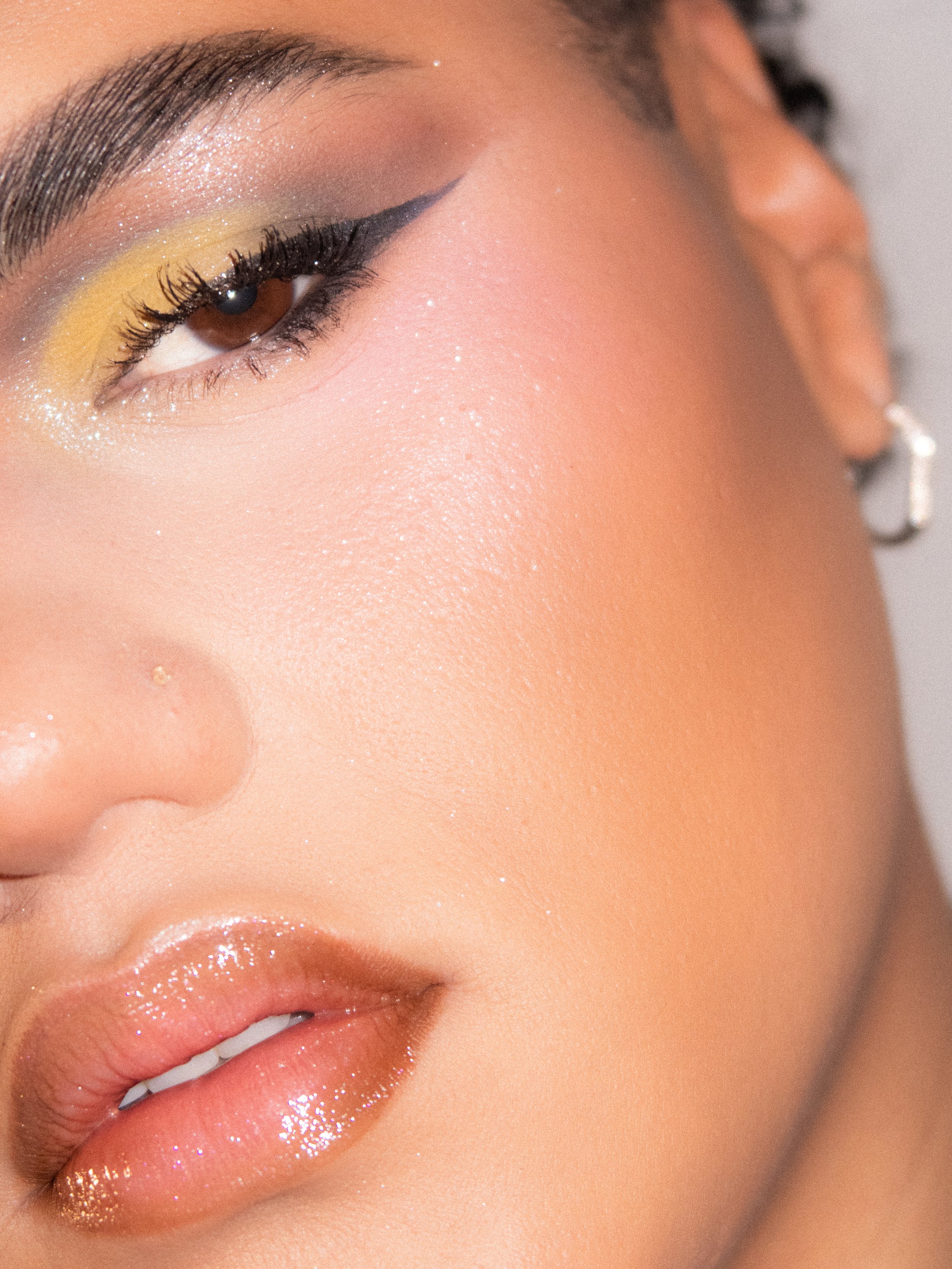 Kylee De Thier in a yellow cut crease for NEON Streaming NZ, wearing YSL Beauty and Levi's Beyonce Denim Collection with rhinestones