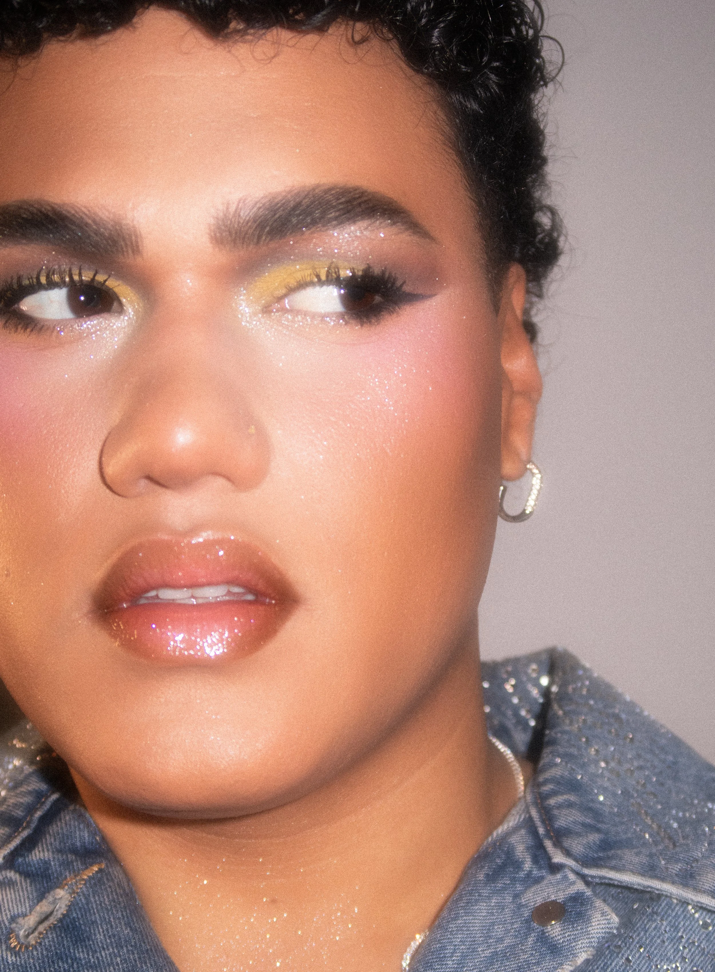 Kylee De Thier in a yellow cut crease for NEON Streaming NZ, wearing YSL Beauty and Levi's Beyonce Denim Collection with rhinestones