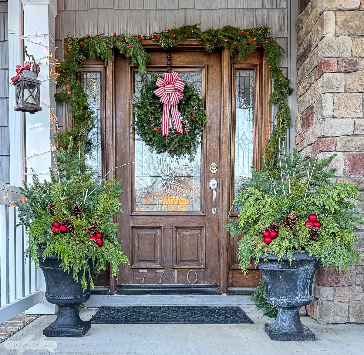 christmas-porch-2023-9.webp