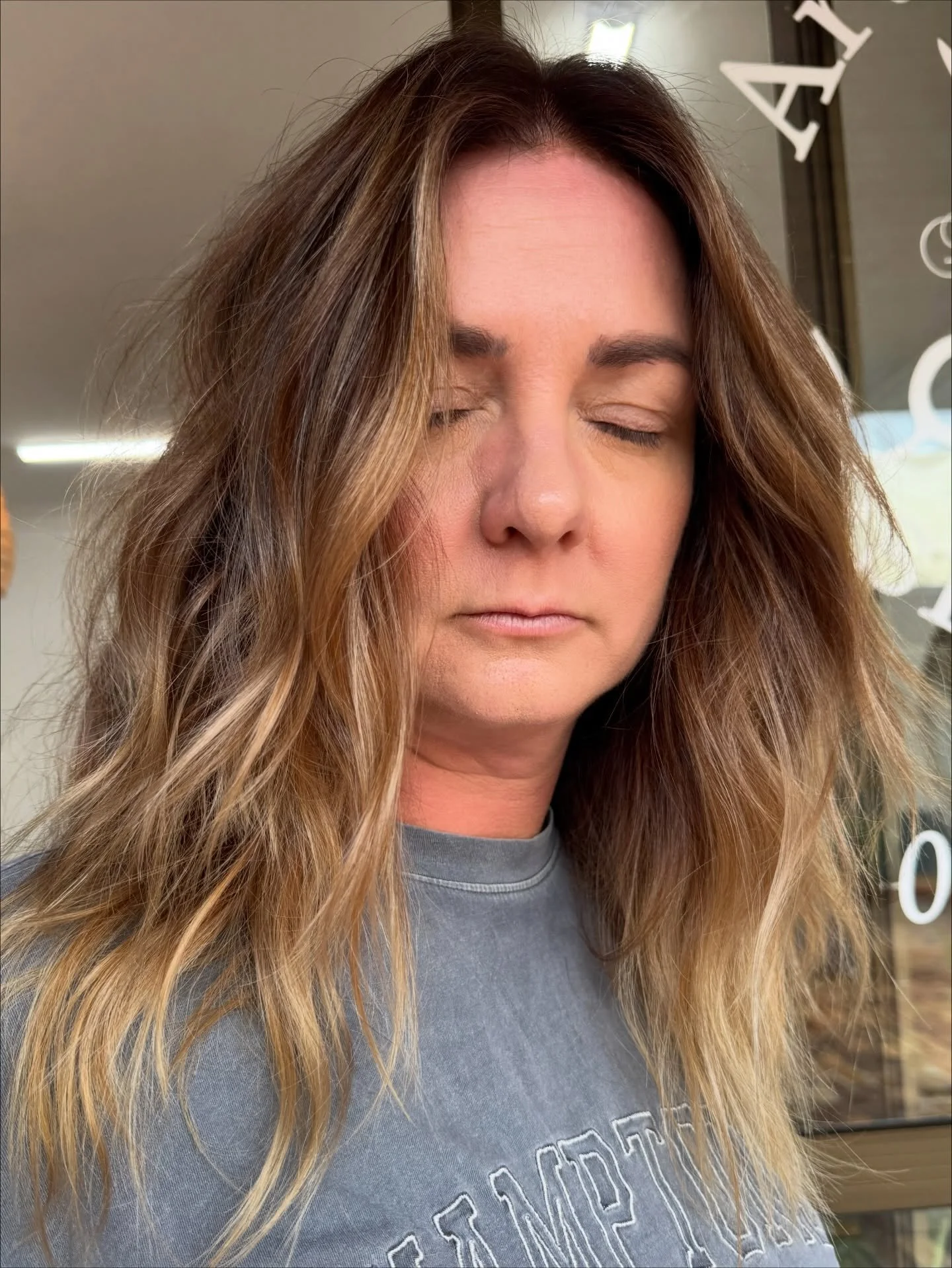 4 hours of focused work. A combo of techniques.
One goal 🙏 to bring her colour back to life while keeping it soft, seamless and lived in.

She wanted to feel refreshed, lighter, more blended and less grey. 

So we rebuilt her colour from the inside 