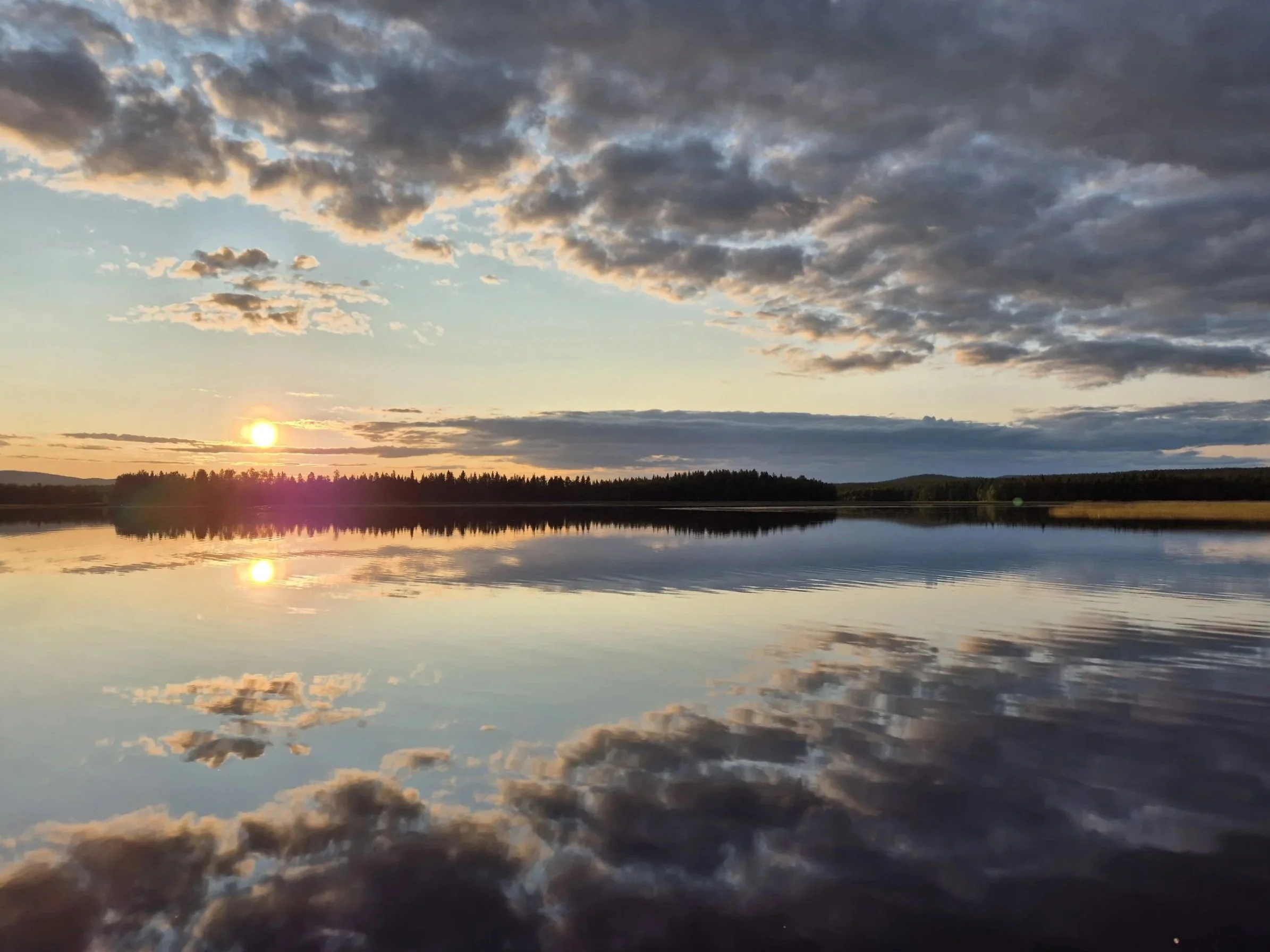lake midnight sun lapland, soleil lac laponie