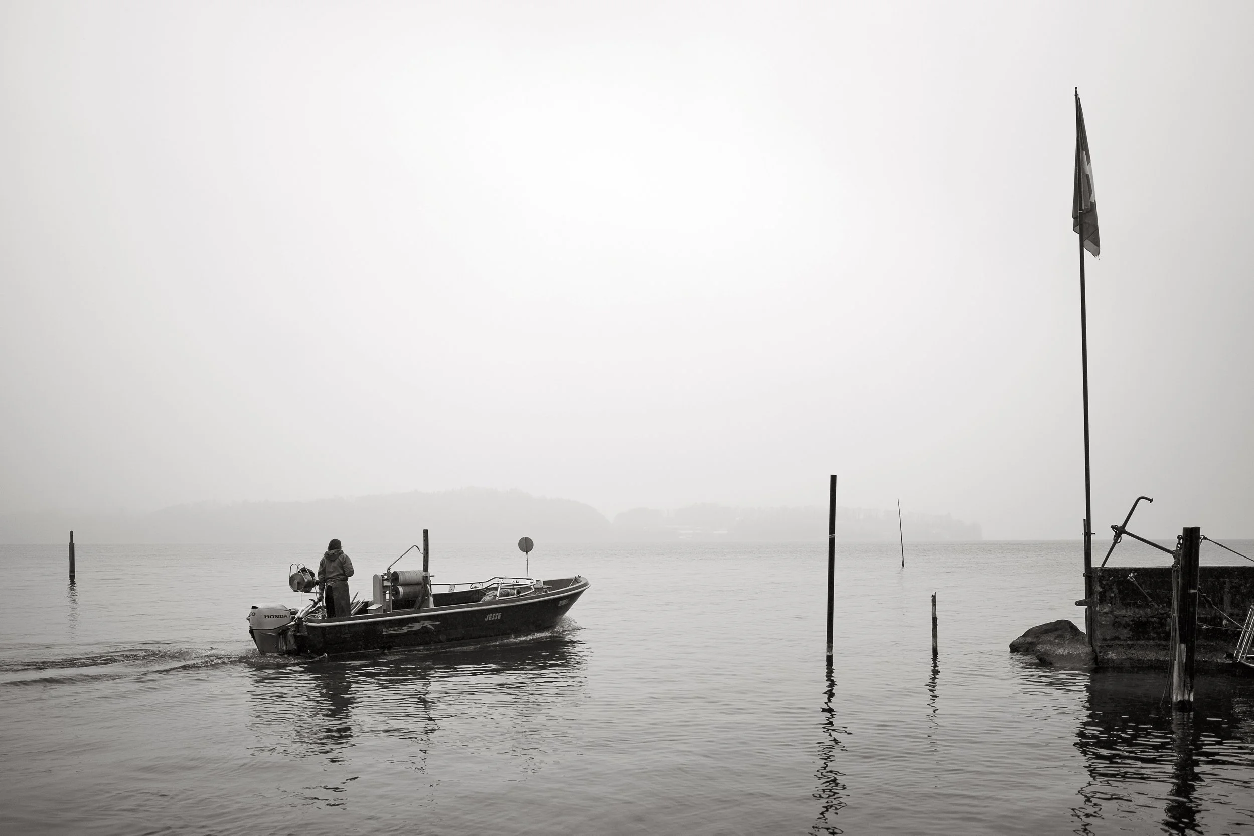 Die Fischerin Sabina Hofer auf dem Vierwaldstättersee bei Meggen. 2018.