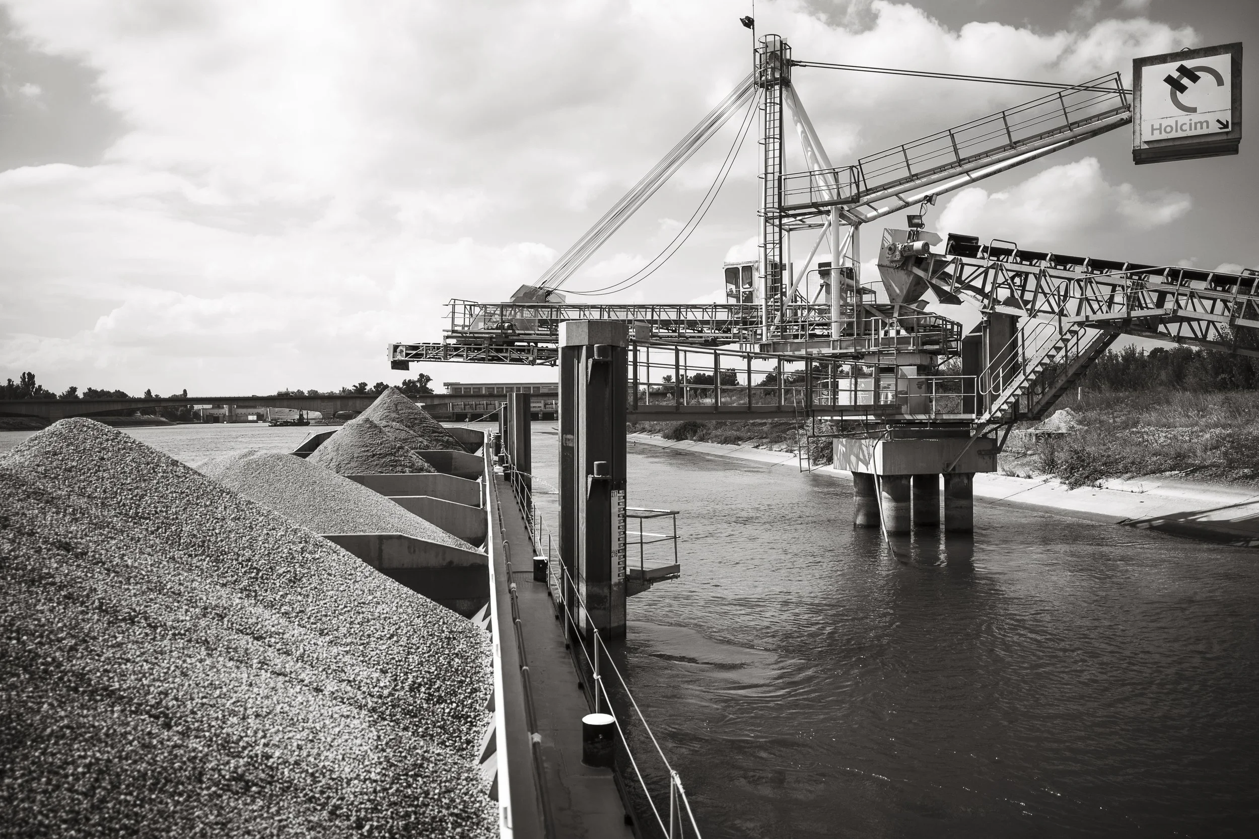 Das Frachtschiff "Kiesueli" beim Holcim Werk in Kembs. 2018.