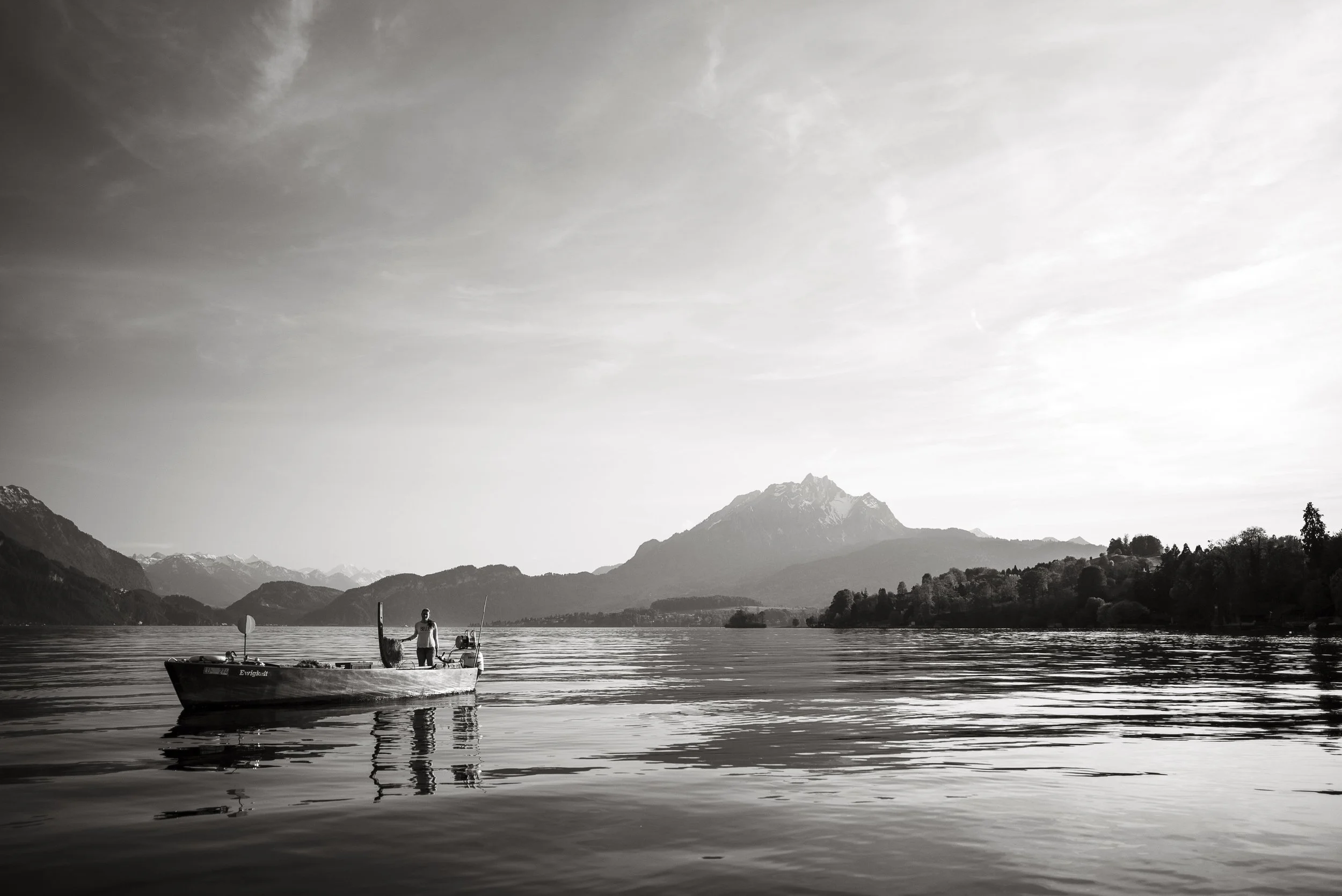 Die Fischerin Sabina Hofer auf dem Vierwaldstättersee bei Meggen. 2018.