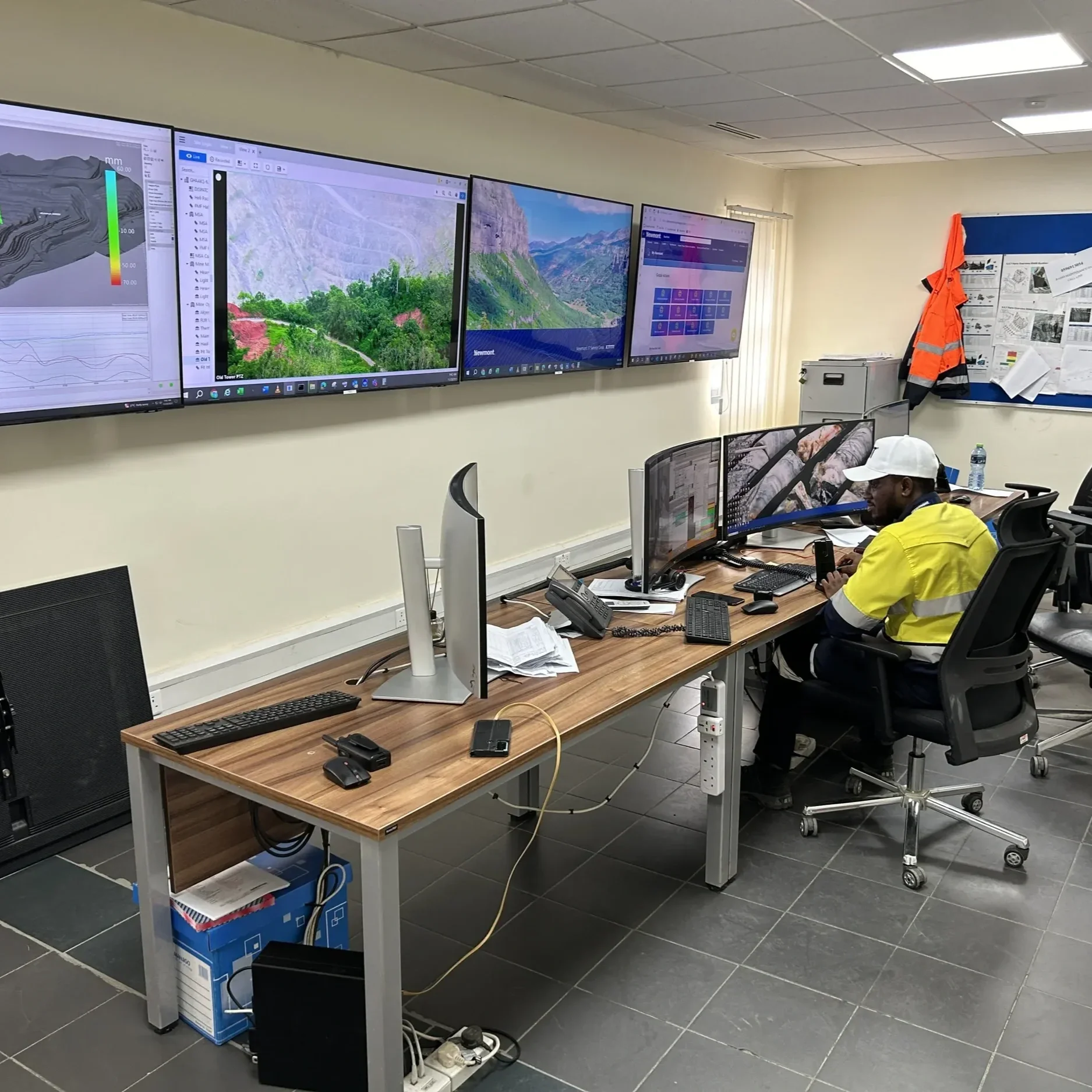 Mining dispatch room with reporting monitoring