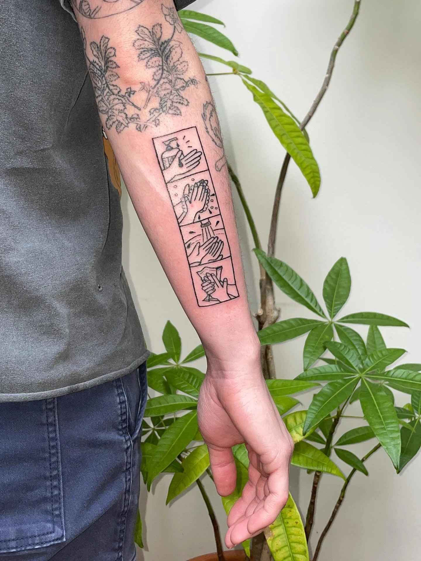 custom piece handpoked for Oliver, loosely based off the king county hand washing signs <3 so fun and such a good opportunity to use one my favorite @wnoadiarwb songs thank u thank u